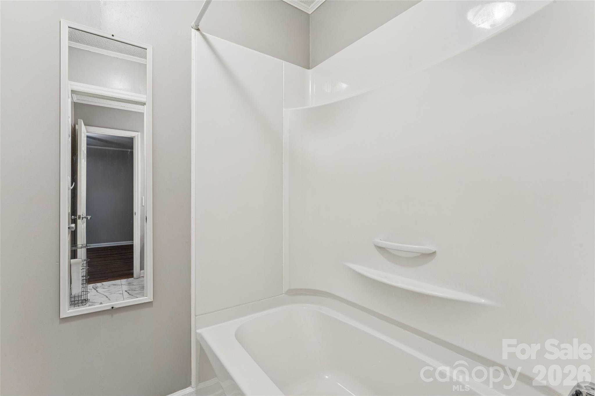 Shower in between two half baths - 611 Woodland Drive, Rockwell
