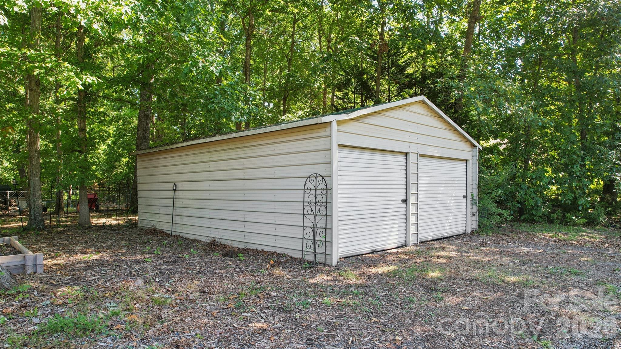 Detached metal garage - 611 Woodland Drive, Rockwell