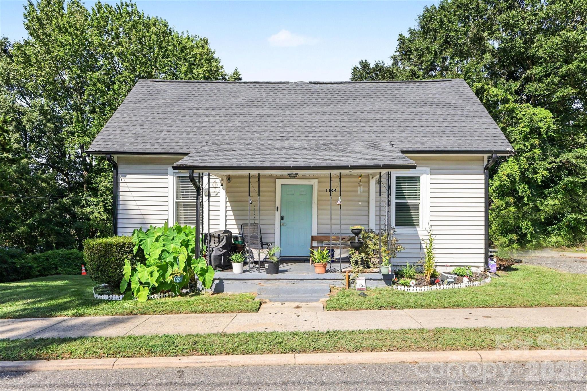 1104 W 7th Avenue