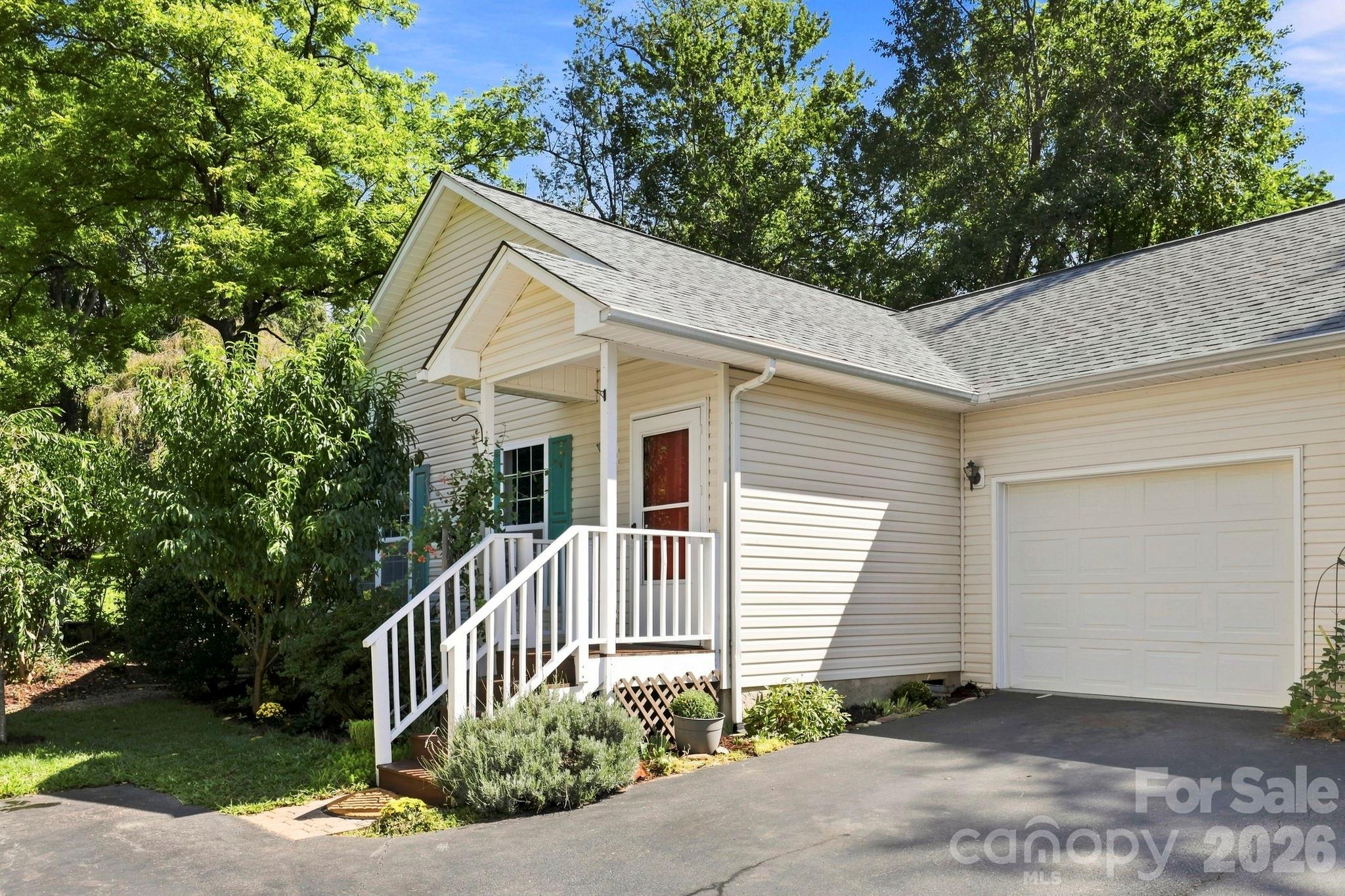 Townhouse at 8A Bent Grass Court, Black Mountain, photo 2 of 31