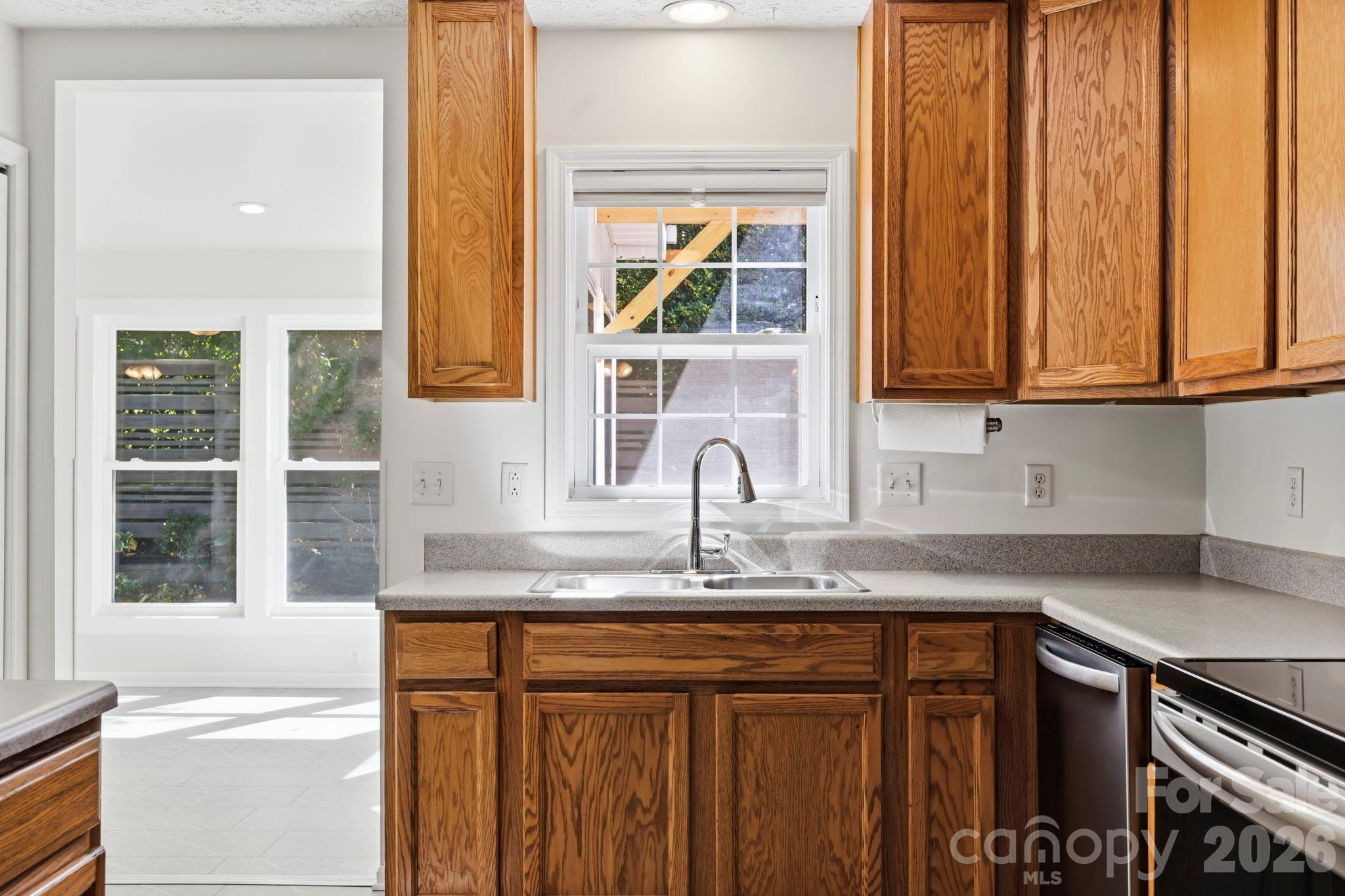 Townhouse at 8A Bent Grass Court, Black Mountain, photo 7 of 31