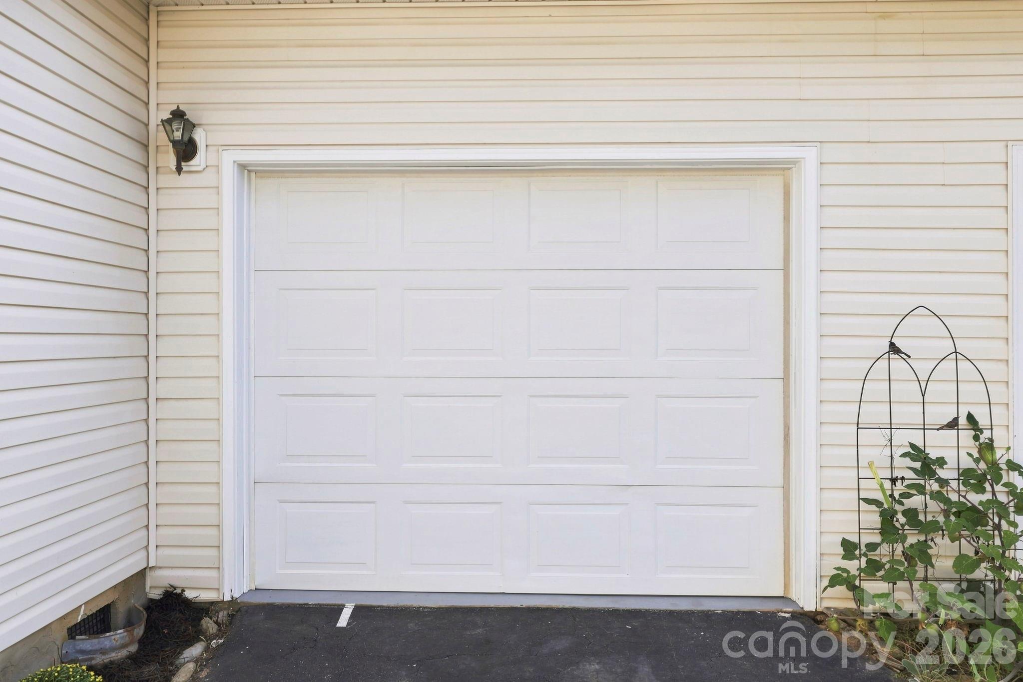 1 car garage - 8A Bent Grass Court, Black Mountain