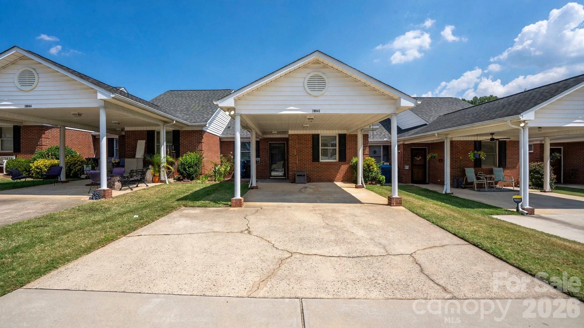 19942 Oak Leaf Circle