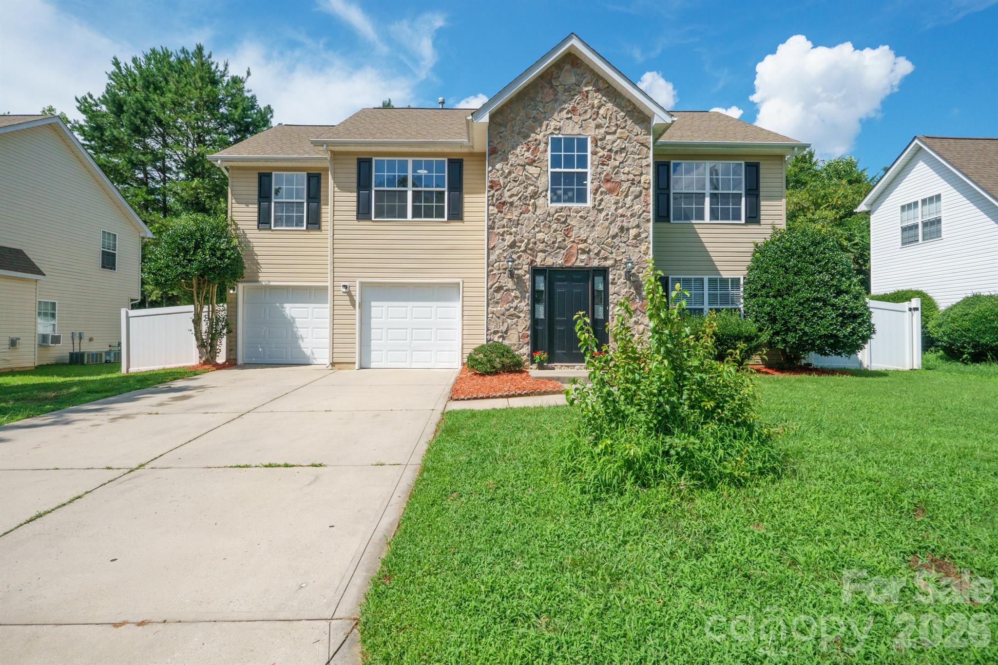 Single Family Residence at 2646 Amber Crest Drive, Gastonia, photo 3 of 37