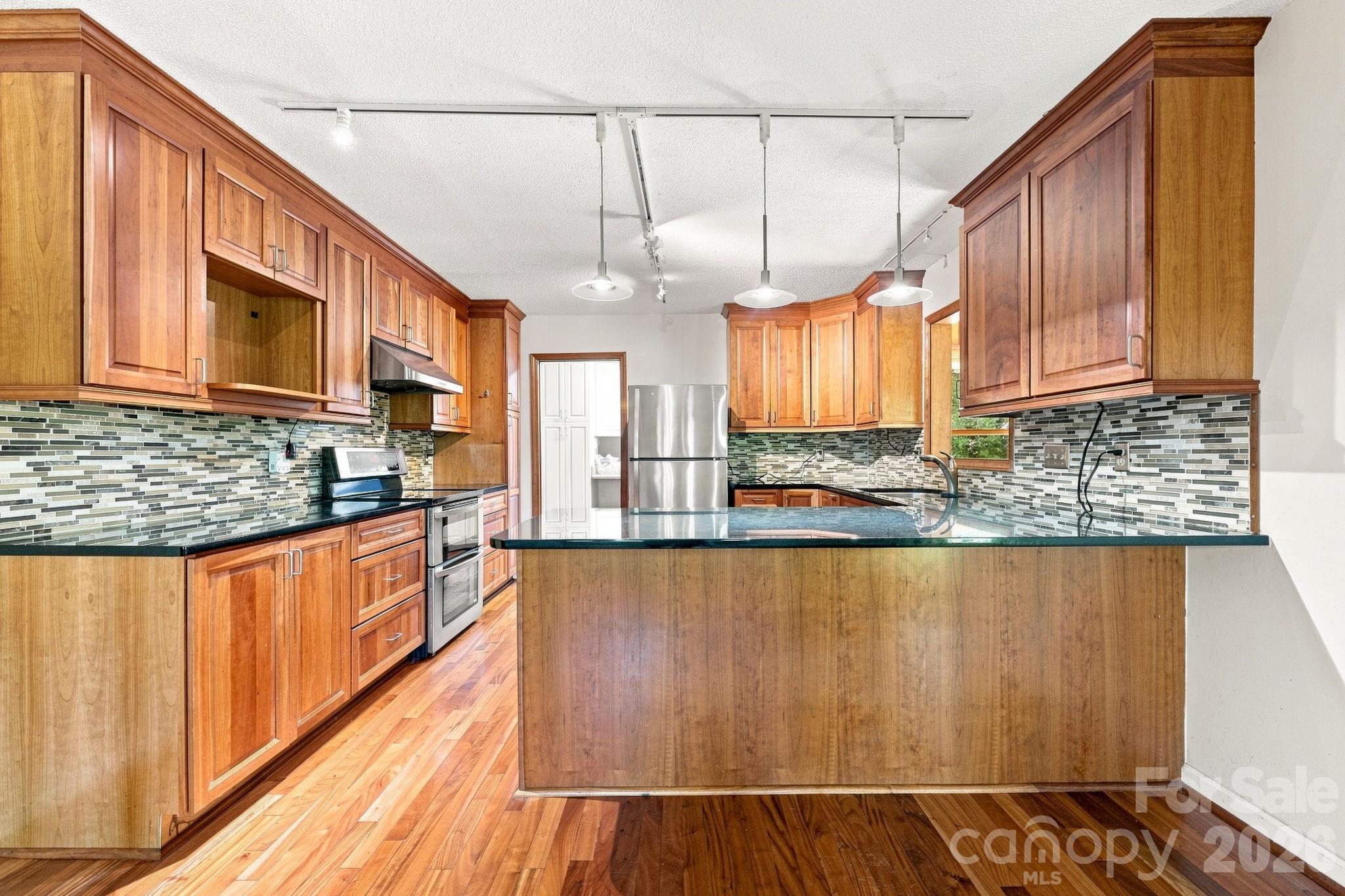 Kitchen Peninsula - 19317 Davidson Concord Road, Davidson