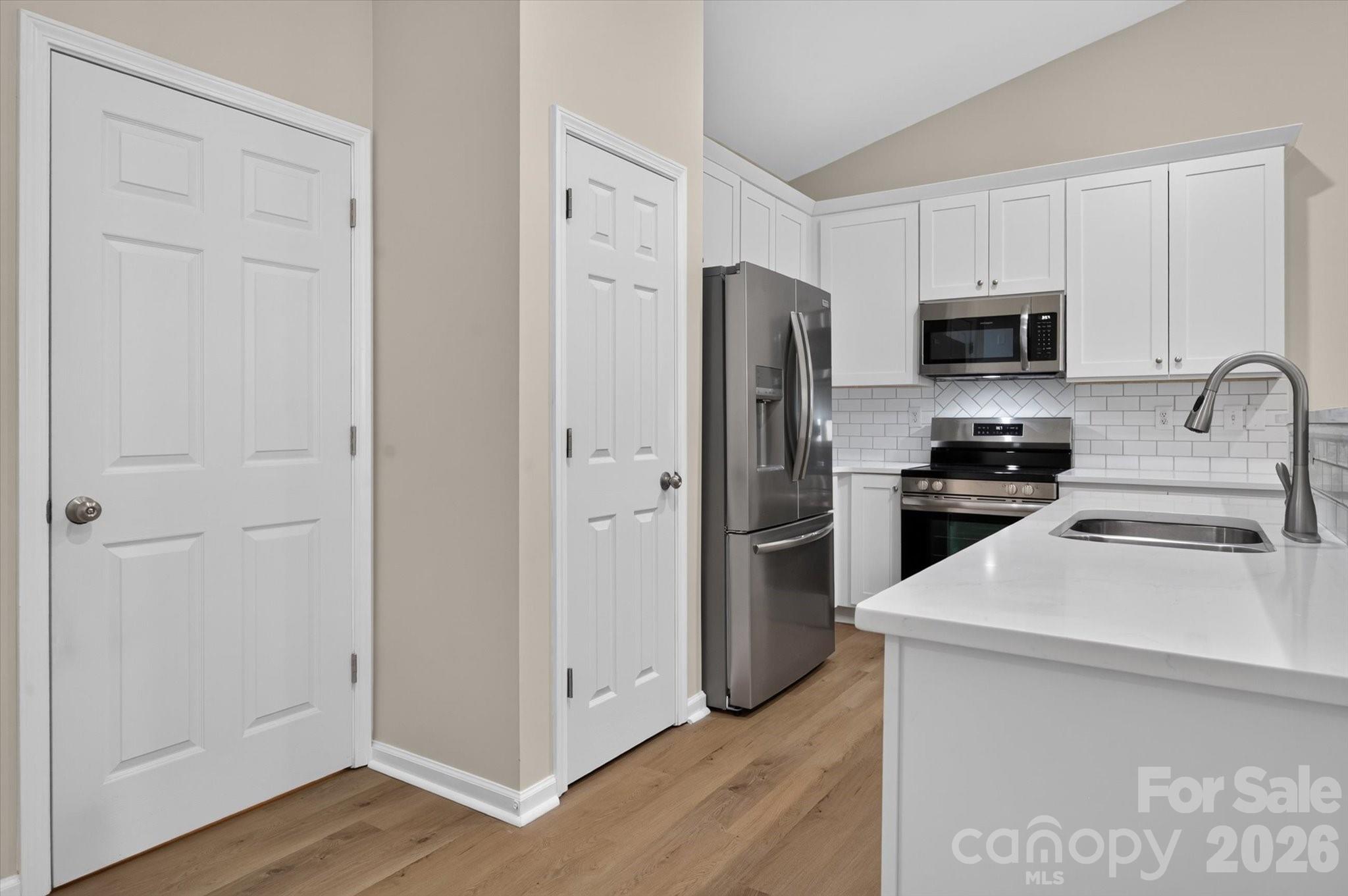 Stainless Frigidaire Appliances, Granite, Cabinets, Backsplash, Perfect! Behind the door is a huge flex space leading to the laundry. So much room! - 4641 Willow Glen Road, Harrisburg