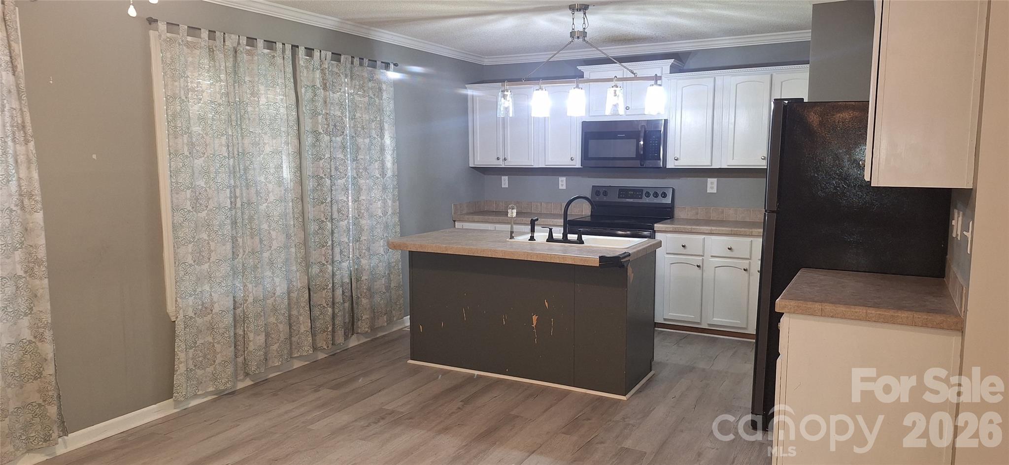 Kitchen with island - 120 Otto Road, Cherryville