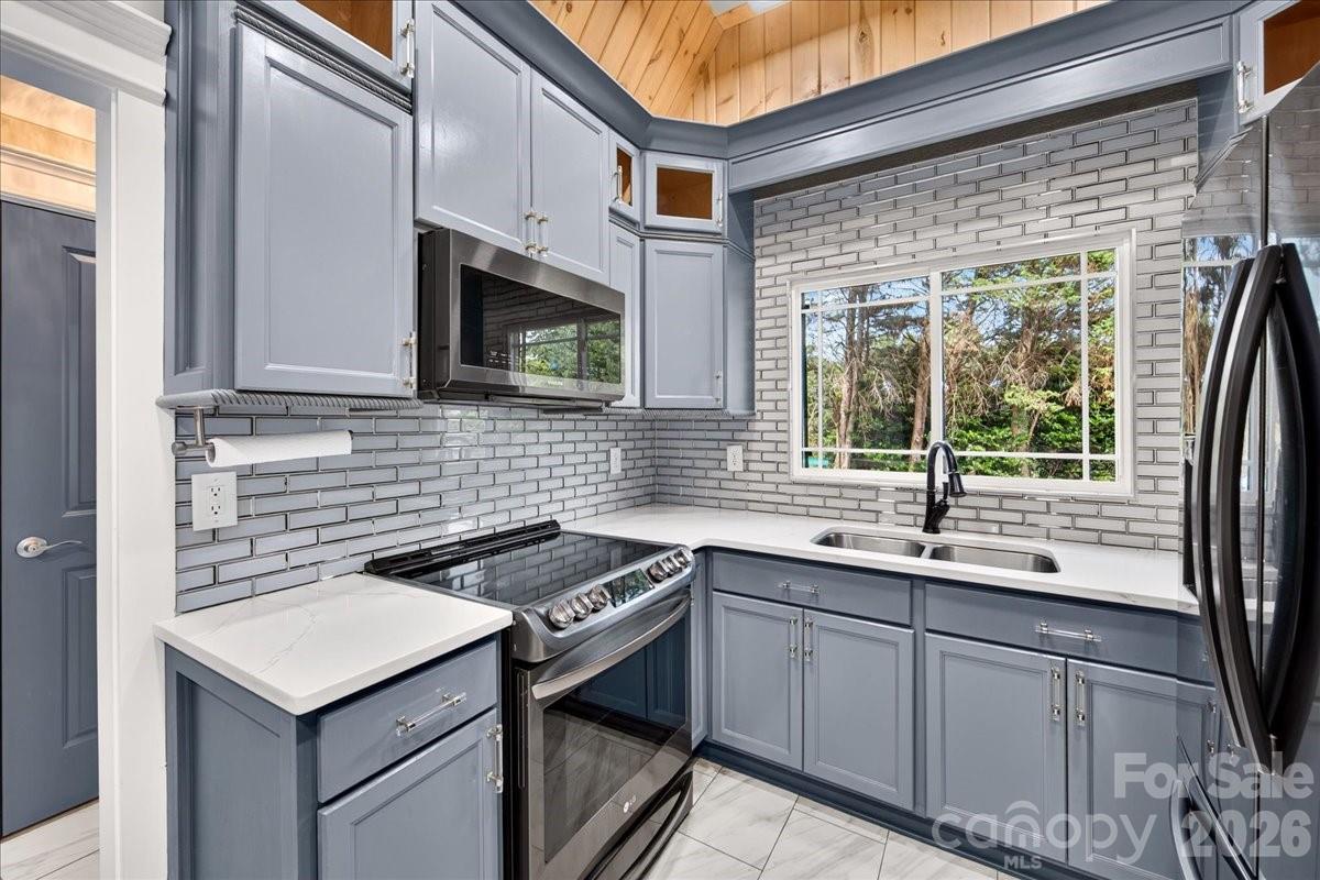Single Family Residence at 2519 Matthews Mint Hill Road, Matthews, photo 10 of 44