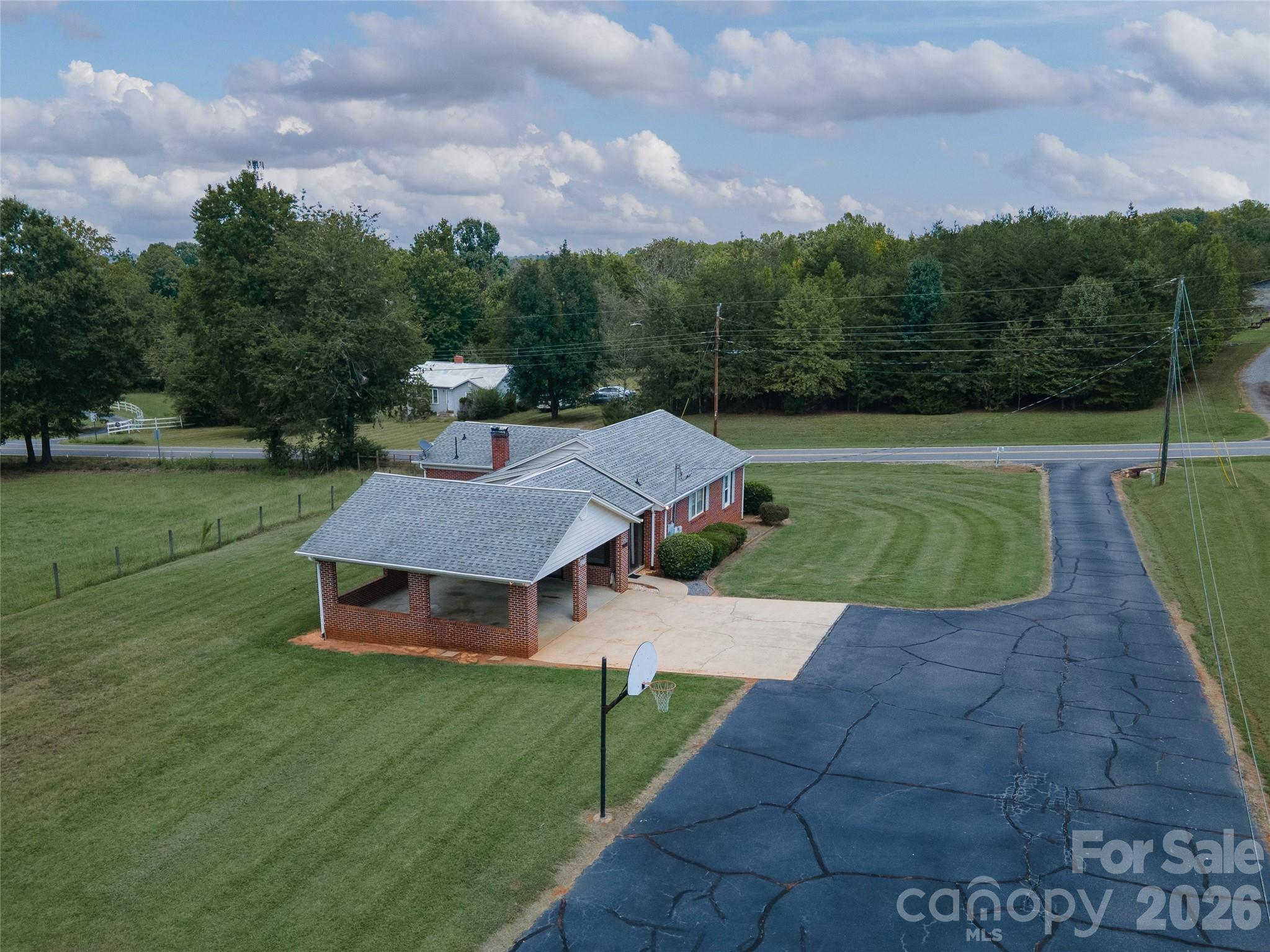 Extra large paved driveway for lots of parking - 5271 Harris Farm Road, Hickory