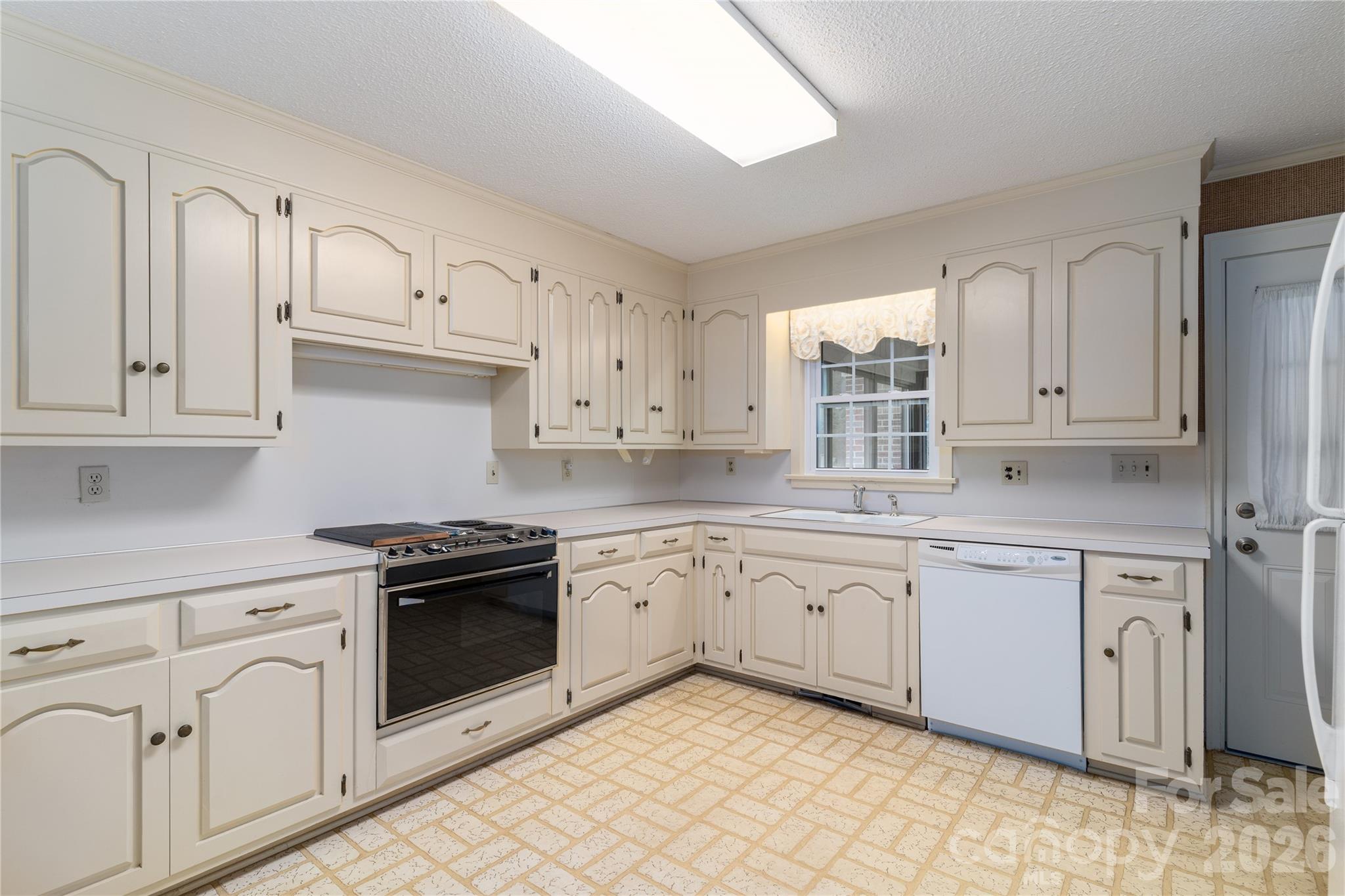 Single Family Residence at 5271 Harris Farm Road, Hickory, photo 21 of 46