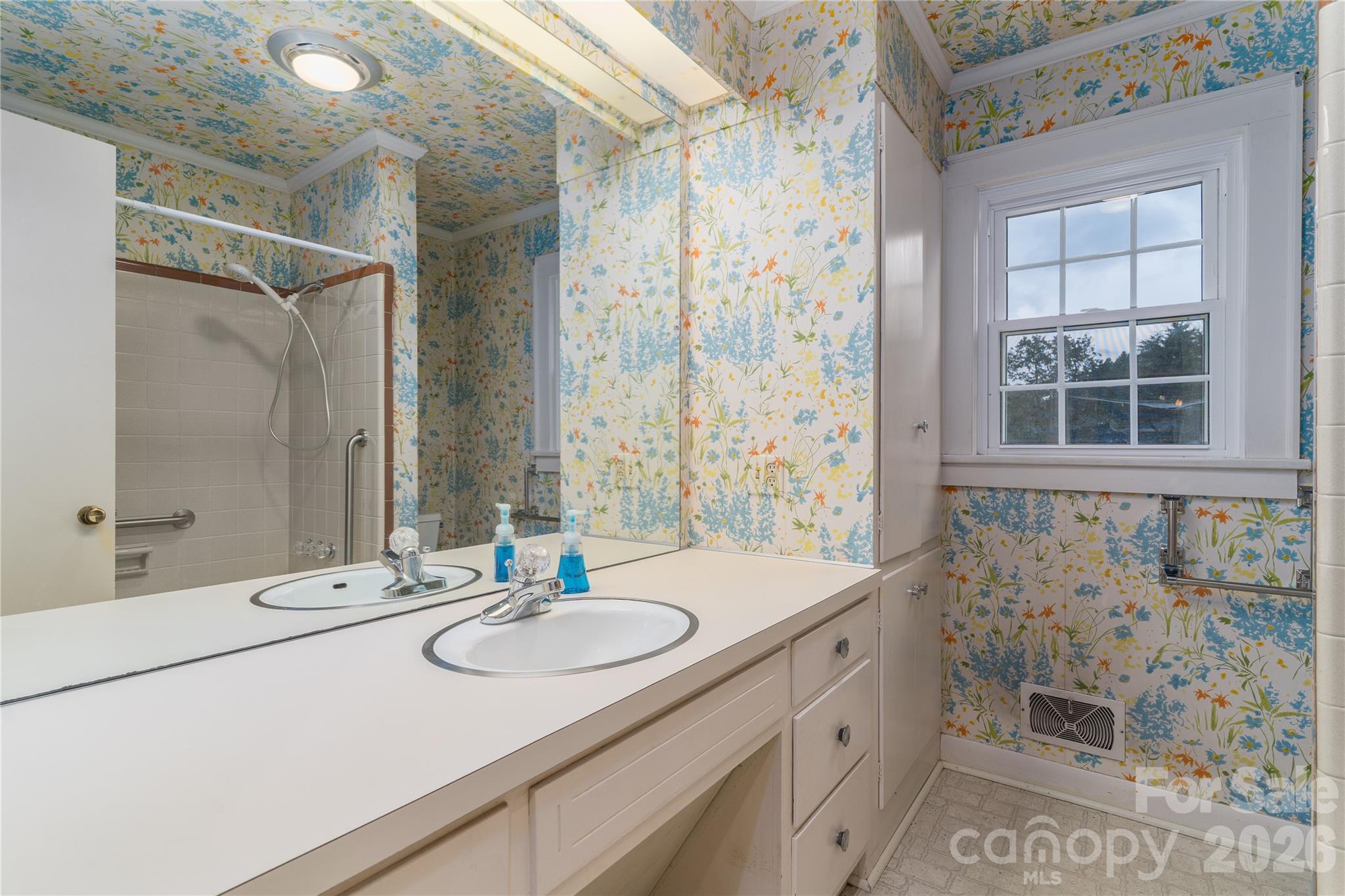 Full bathroom that sits in between both bedrooms - 5271 Harris Farm Road, Hickory