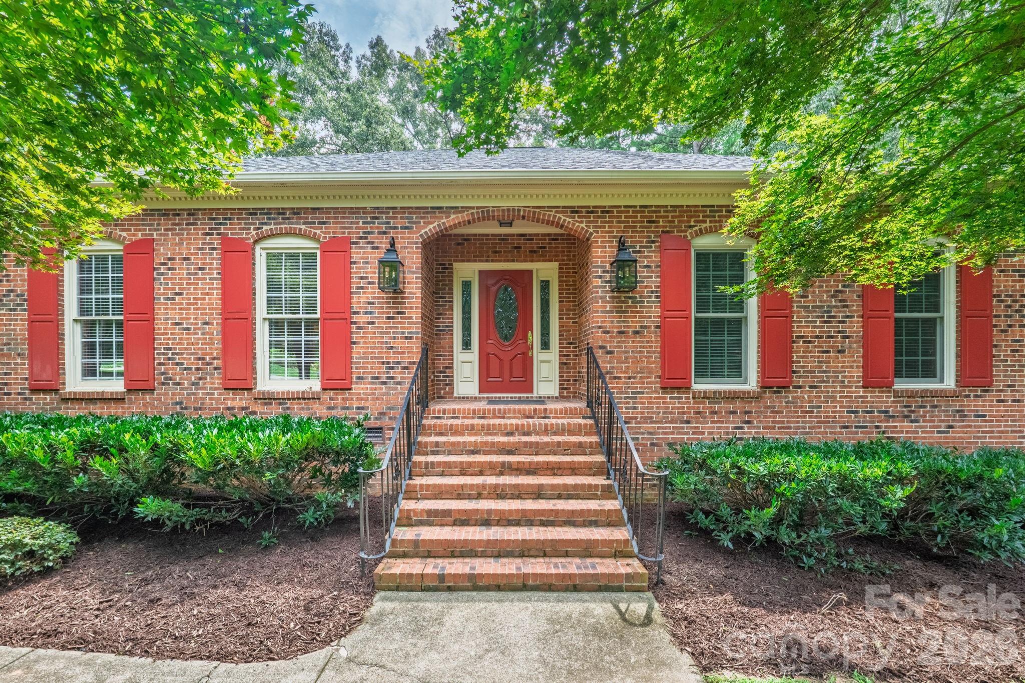 Single Family Residence at 3517 Honeysuckle Drive, Matthews, photo 2 of 33