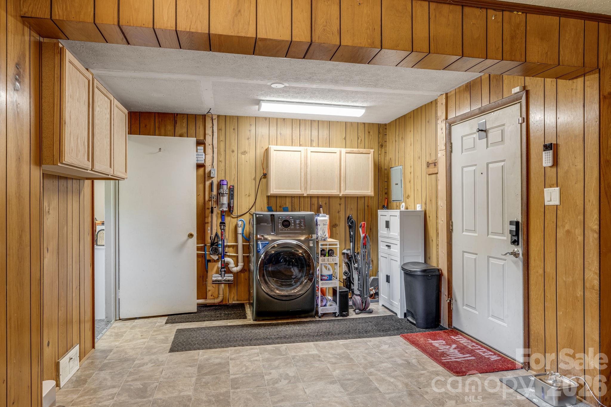 Laundry/Mud Room - 376 School Road E, Asheville