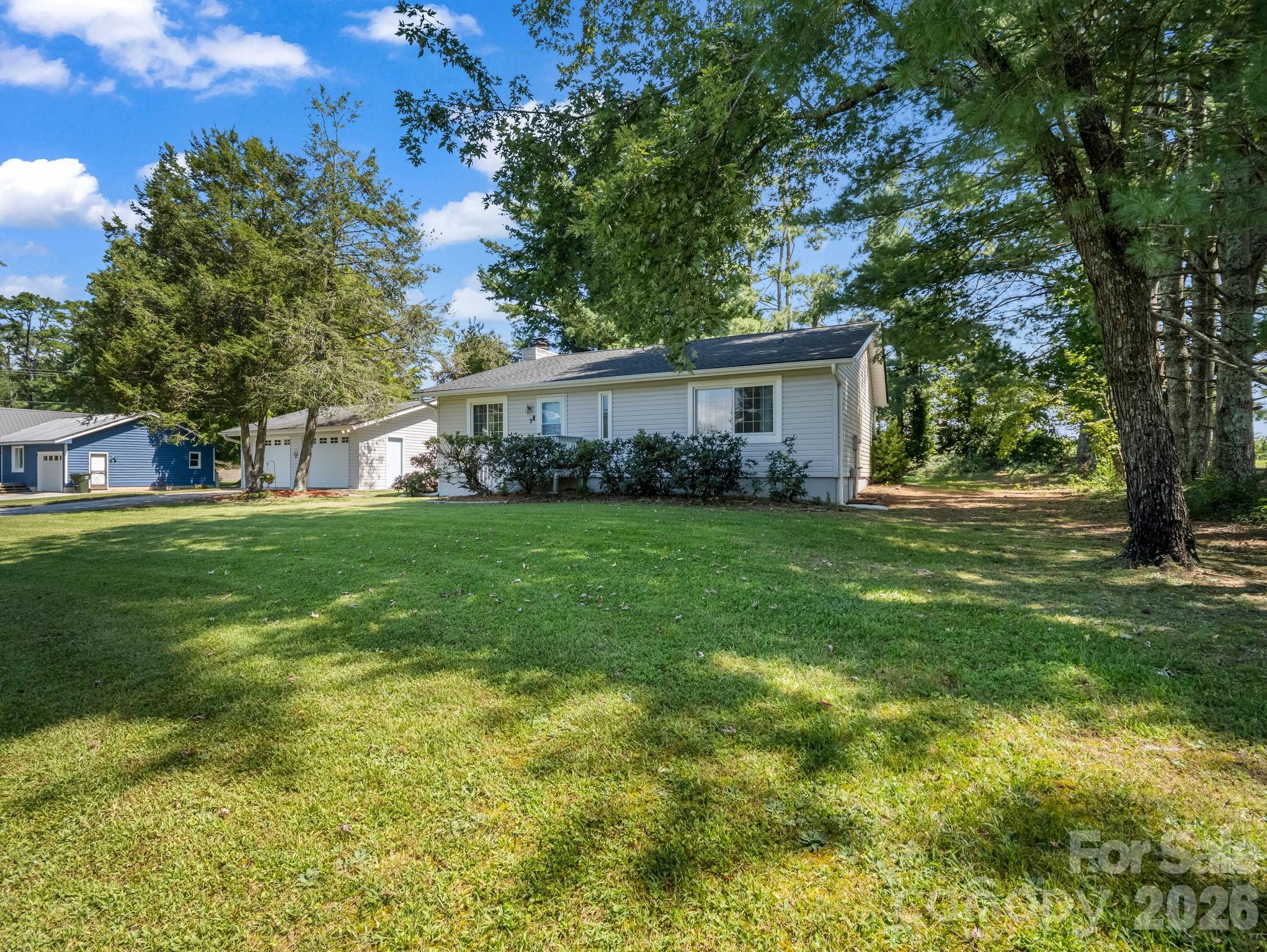 Single Family Residence at 3 Apple Blossom Lane, Hendersonville, photo 2 of 31