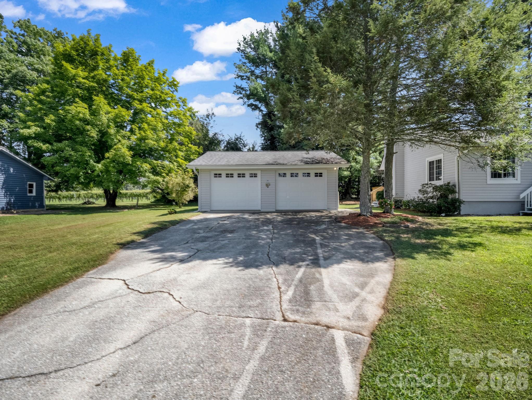 Single Family Residence at 3 Apple Blossom Lane, Hendersonville, photo 5 of 31