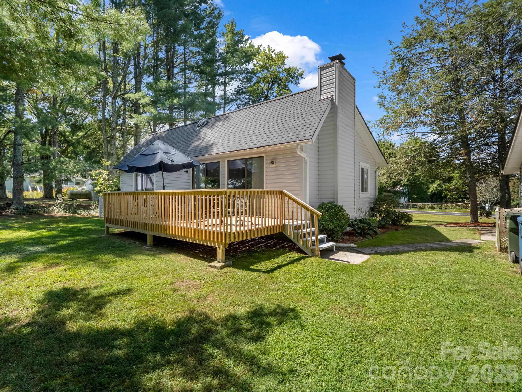 Single Family Residence at 3 Apple Blossom Lane, Hendersonville, photo 8 of 31