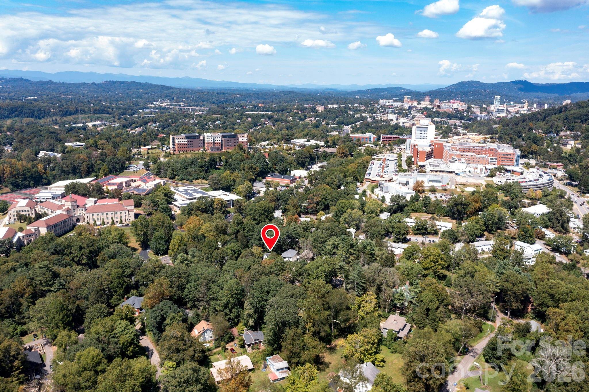 Minutes to downtown and Mission Hospital - 26 Grindstaff Drive, Asheville
