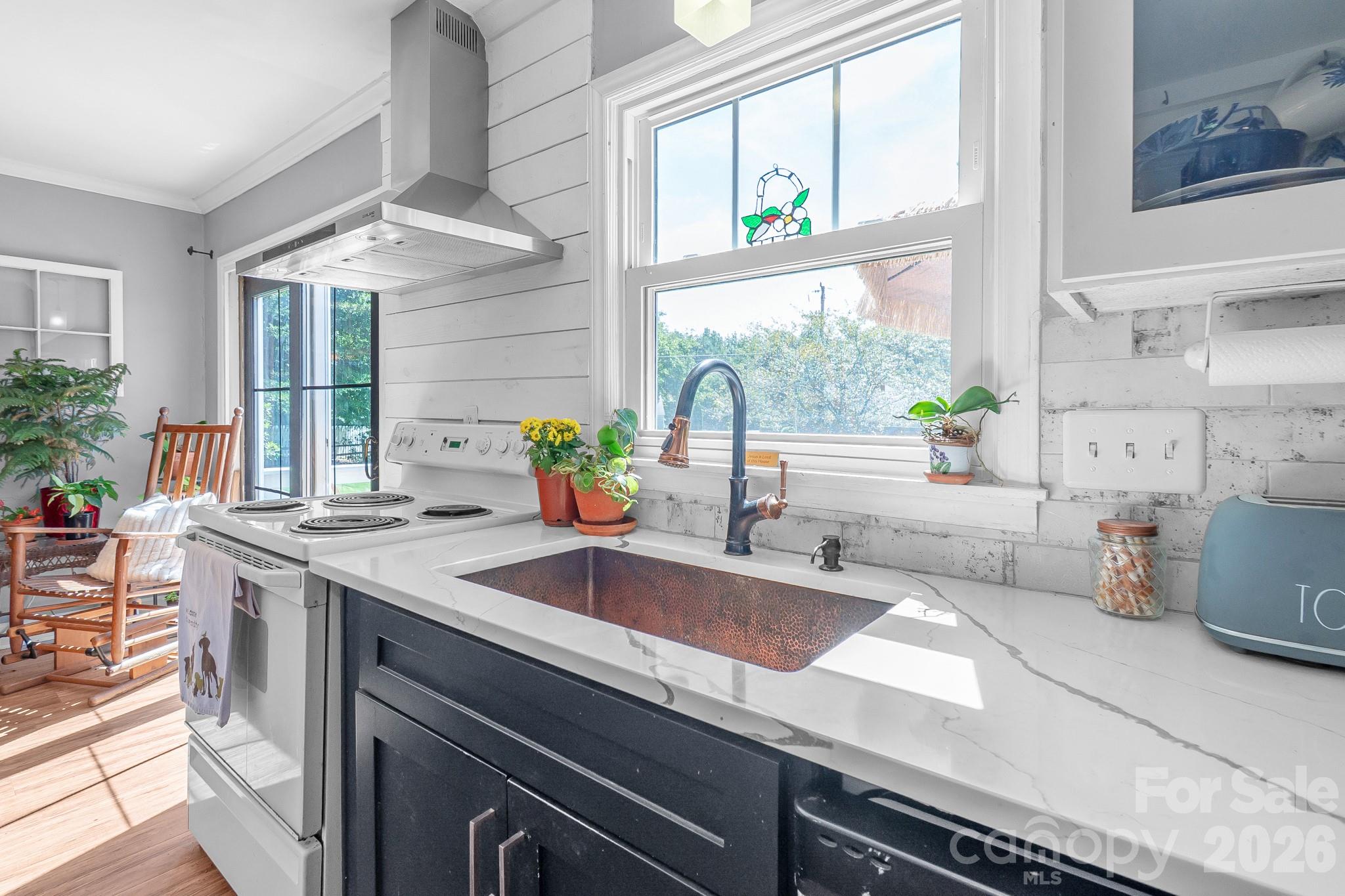 Kitchen overlooking the deck - 13136 Blacksmith Court, Matthews
