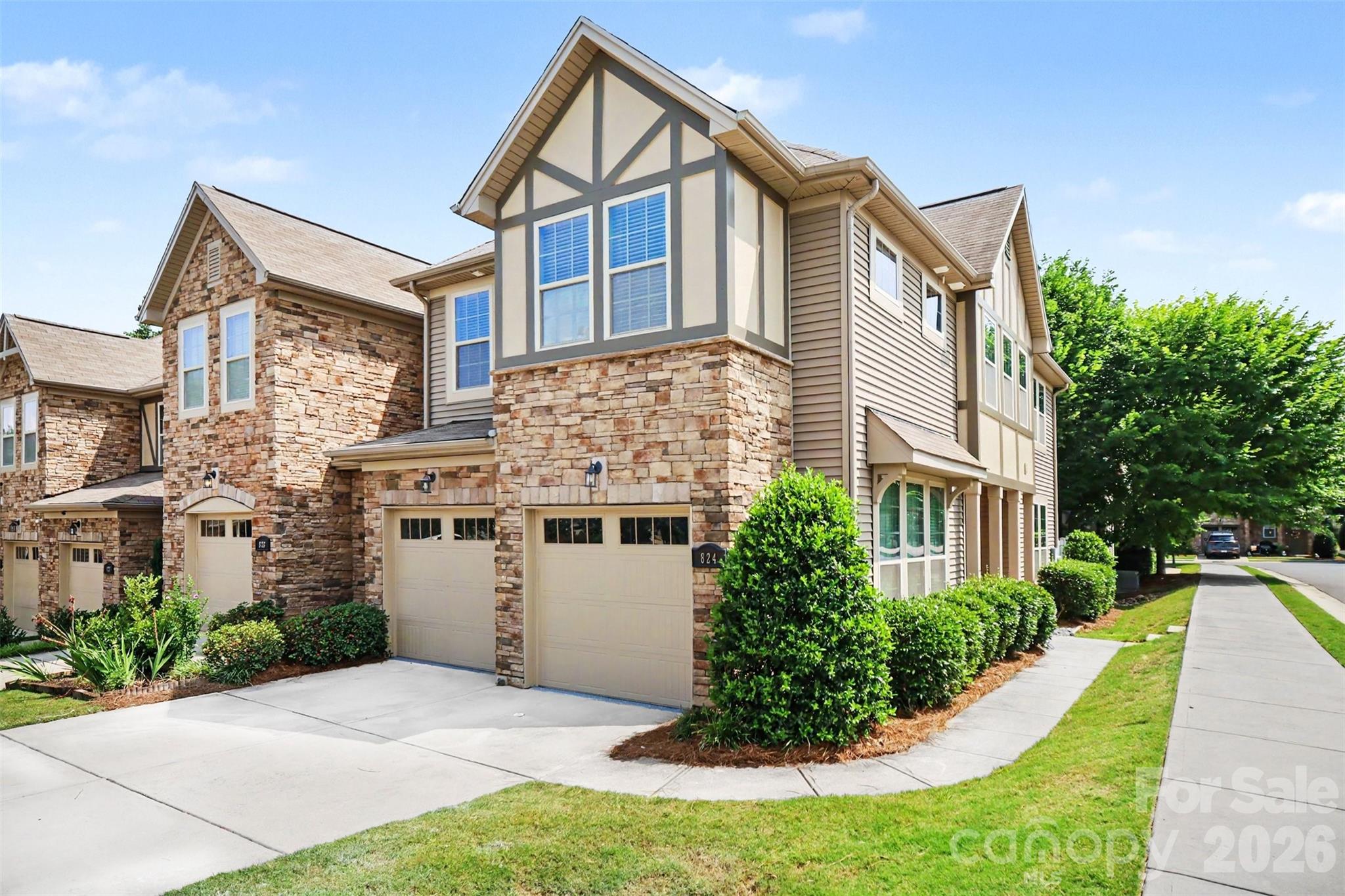 Corner lot with side-load oversized garage - 824 Ayrshire Avenue, Fort Mill