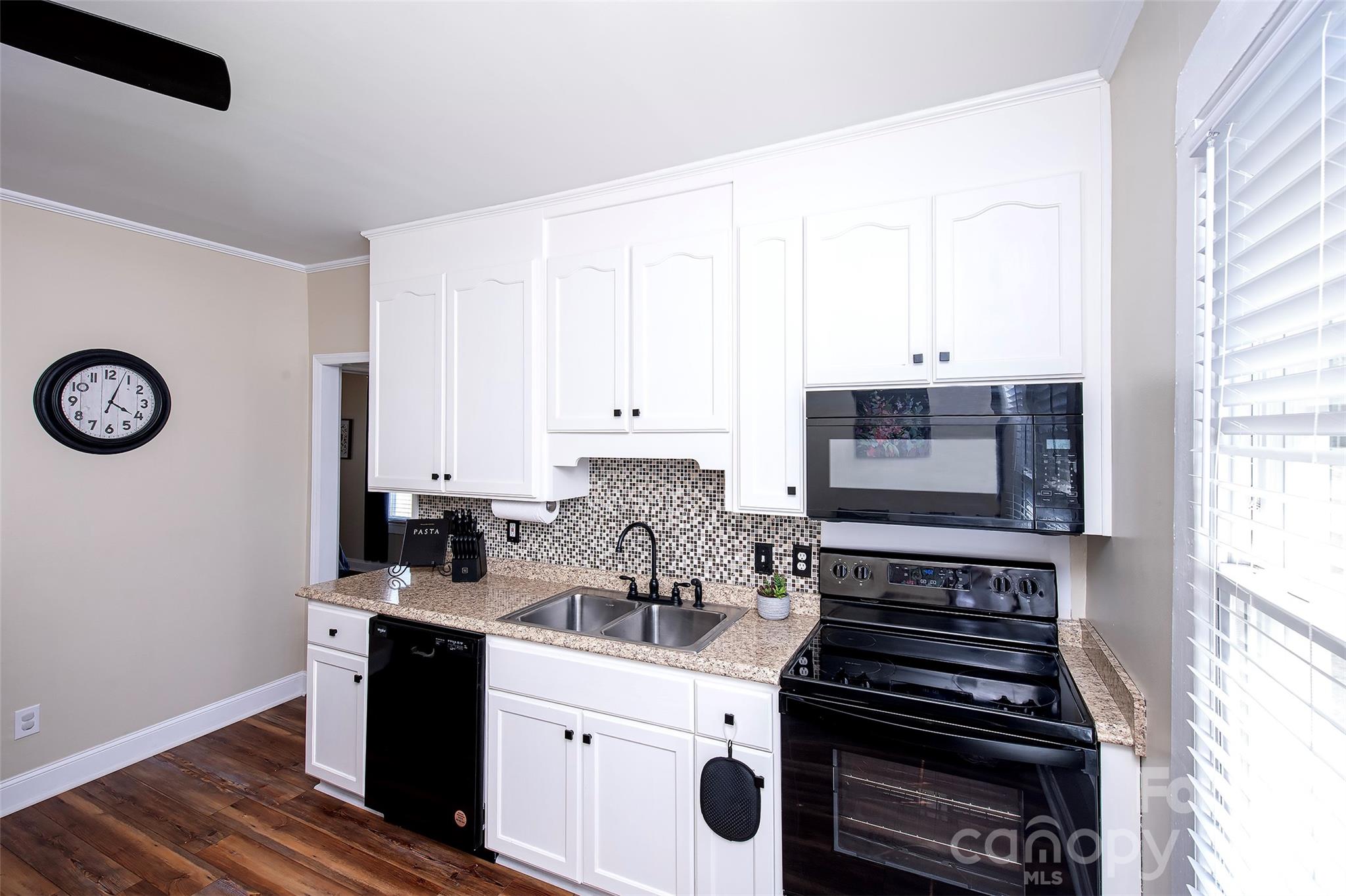 Single Family Residence at 1525 Perfection Avenue, Belmont, photo 8 of 20