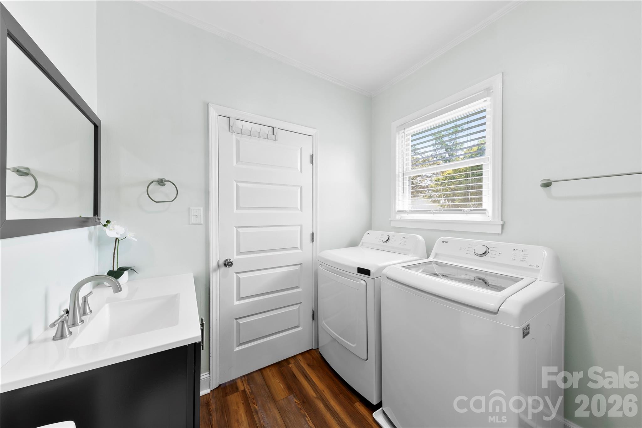 Single Family Residence at 1525 Perfection Avenue, Belmont, photo 13 of 20
