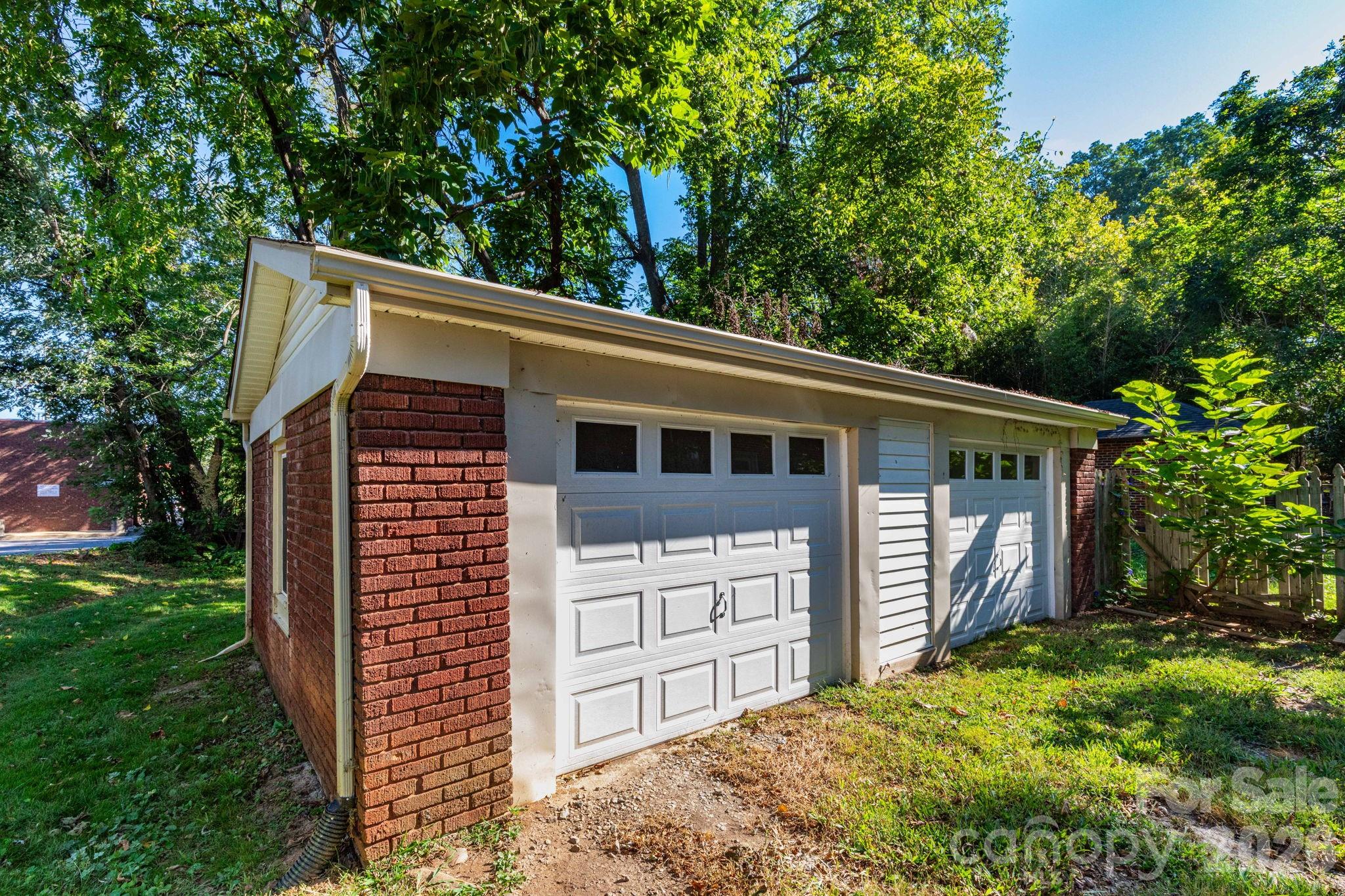 Detached garage - 16 Gracelyn Road, Asheville
