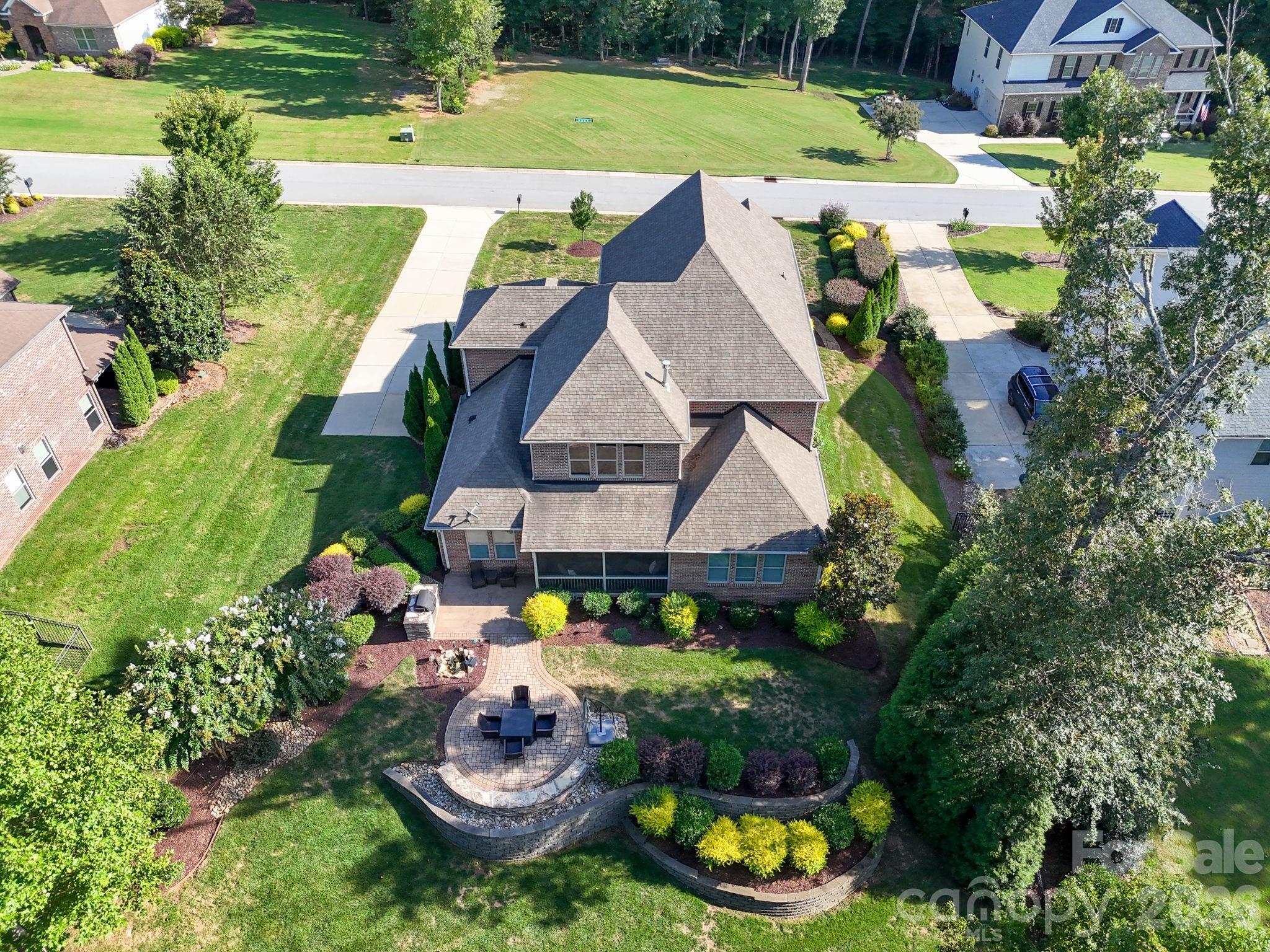 Immaculately landscaped grounds - 270 S San Agustin Drive, Mooresville