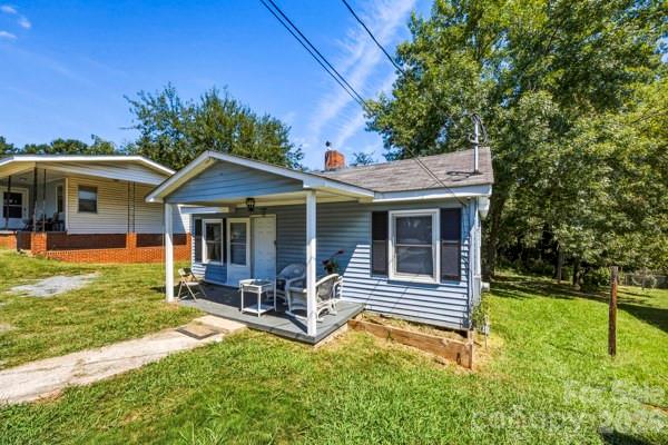 Single Family Residence at 404 Clinton Avenue, Lancaster, photo 4 of 25