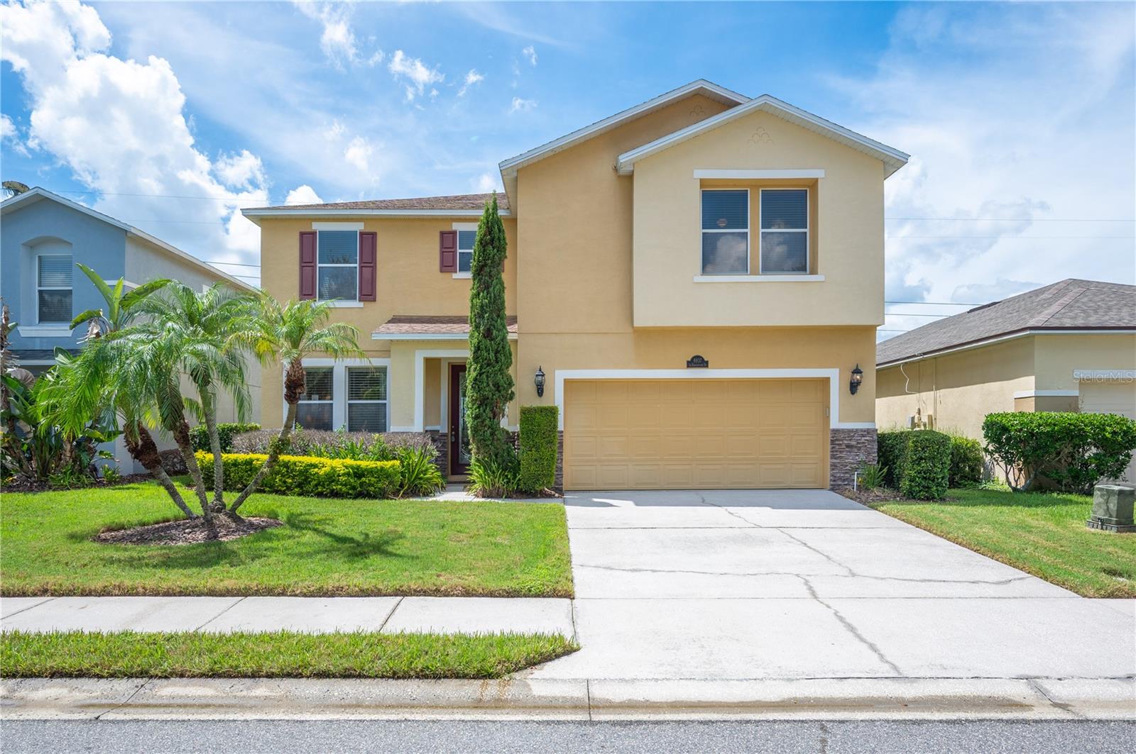 Welcome to 6937 Lake Eaglebrooke Dr. On the 15th hole of The Club at Eaglebrooke along with a stunning water view. This home features 3 bedrooms & 2.5 baths. - 6937 LAKE EAGLEBROOKE DR, LAKELAND