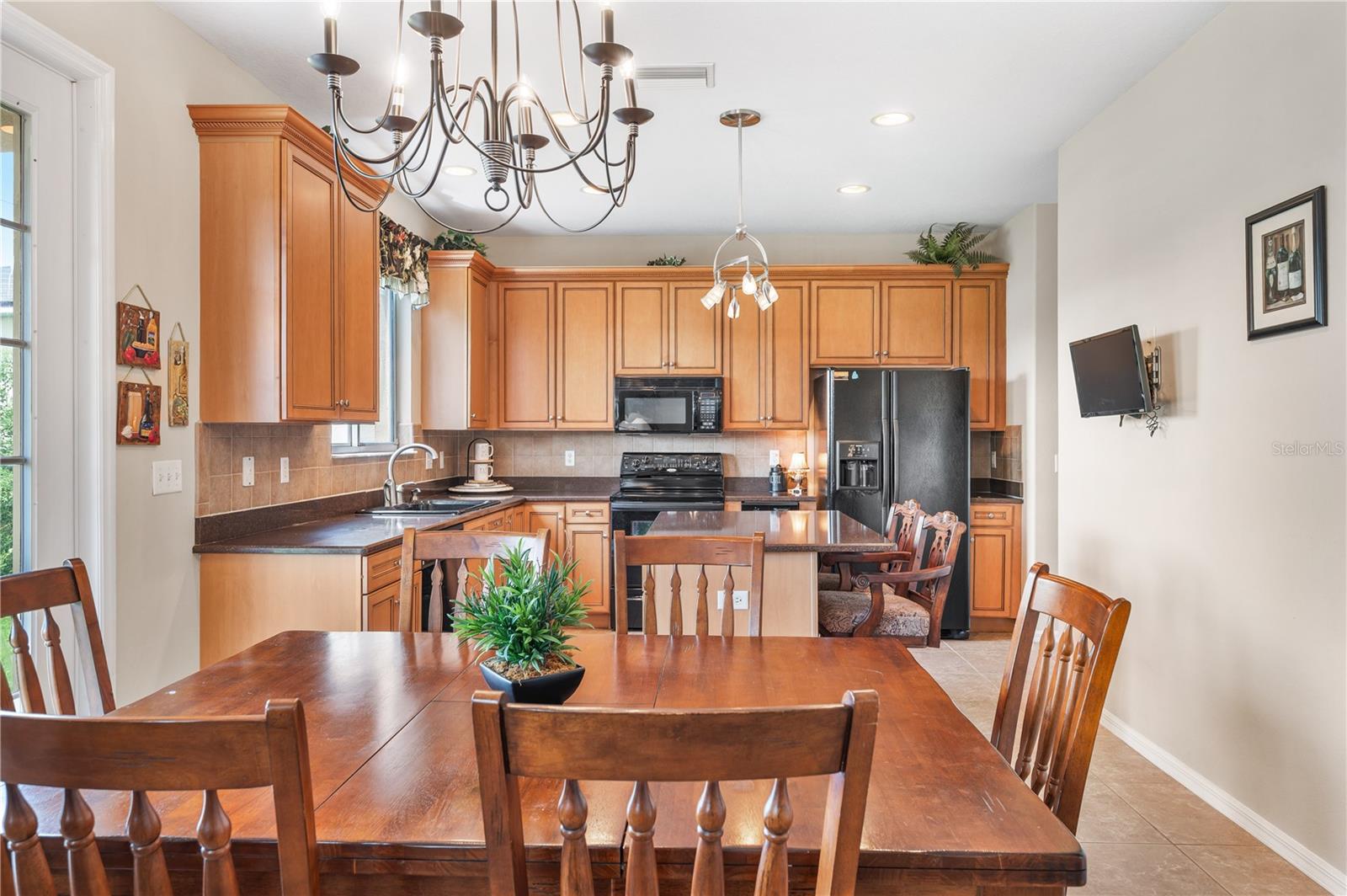 The dining area flows perfectly between the family room and kitchen , making family gatherings easy! - 6937 LAKE EAGLEBROOKE DR, LAKELAND