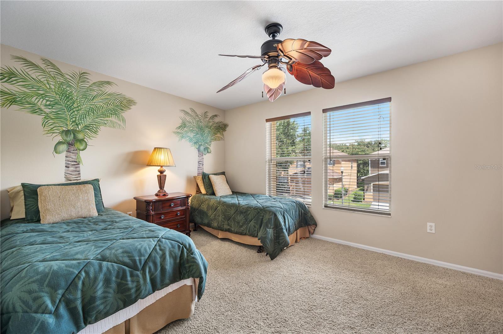 Bedroom #2 is spacious and has a large walk in closet - 6937 LAKE EAGLEBROOKE DR, LAKELAND