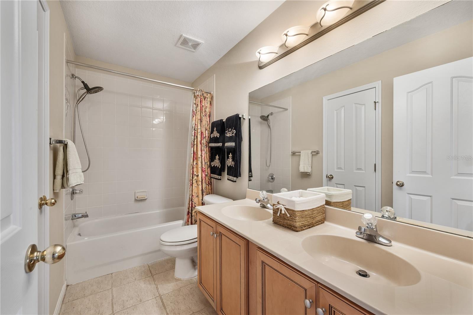 The 2nd floor full bath room - 6937 LAKE EAGLEBROOKE DR, LAKELAND