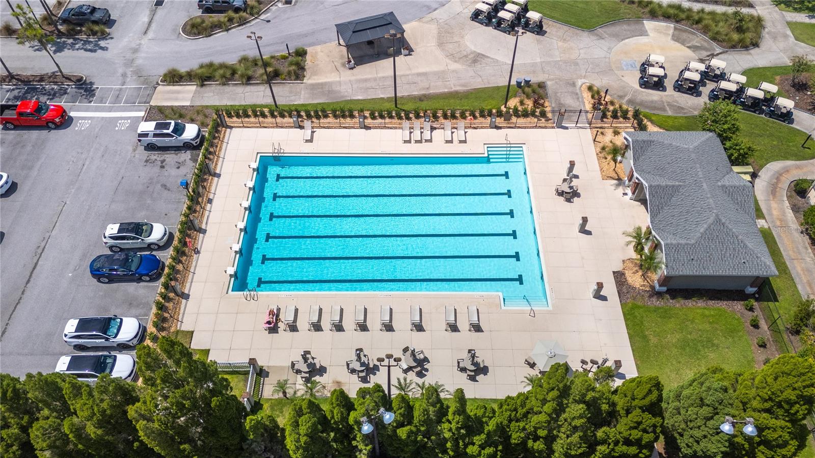 The pool and pool house - 6937 LAKE EAGLEBROOKE DR, LAKELAND