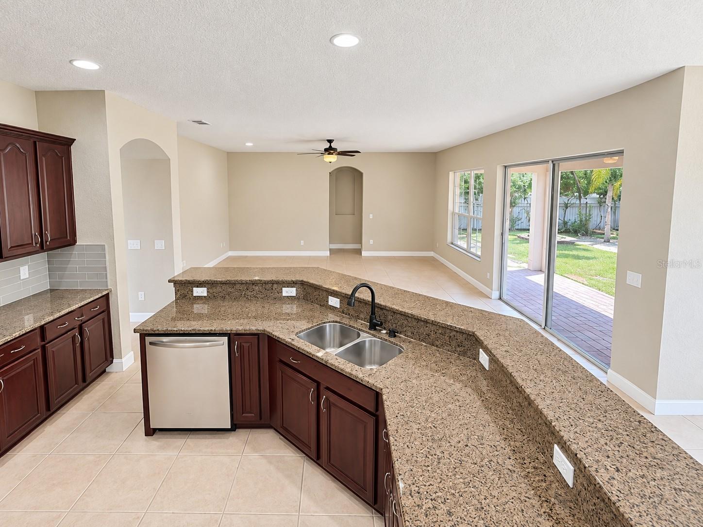 Single Family Residence at 3915 SHOREVIEW DR, KISSIMMEE, photo 6 of 28