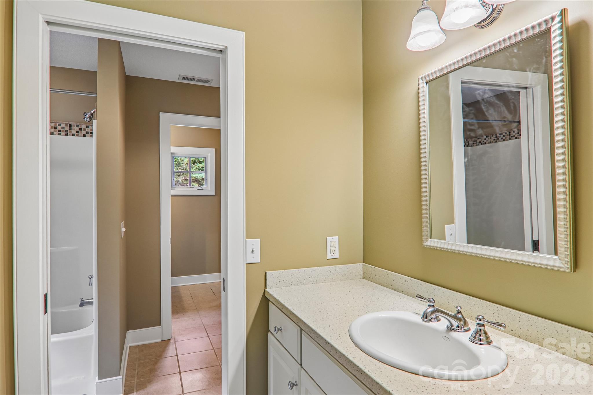 Jack & Jill full bathroom shared by upstairs bedrooms - 361 Mills River Way, Horse Shoe