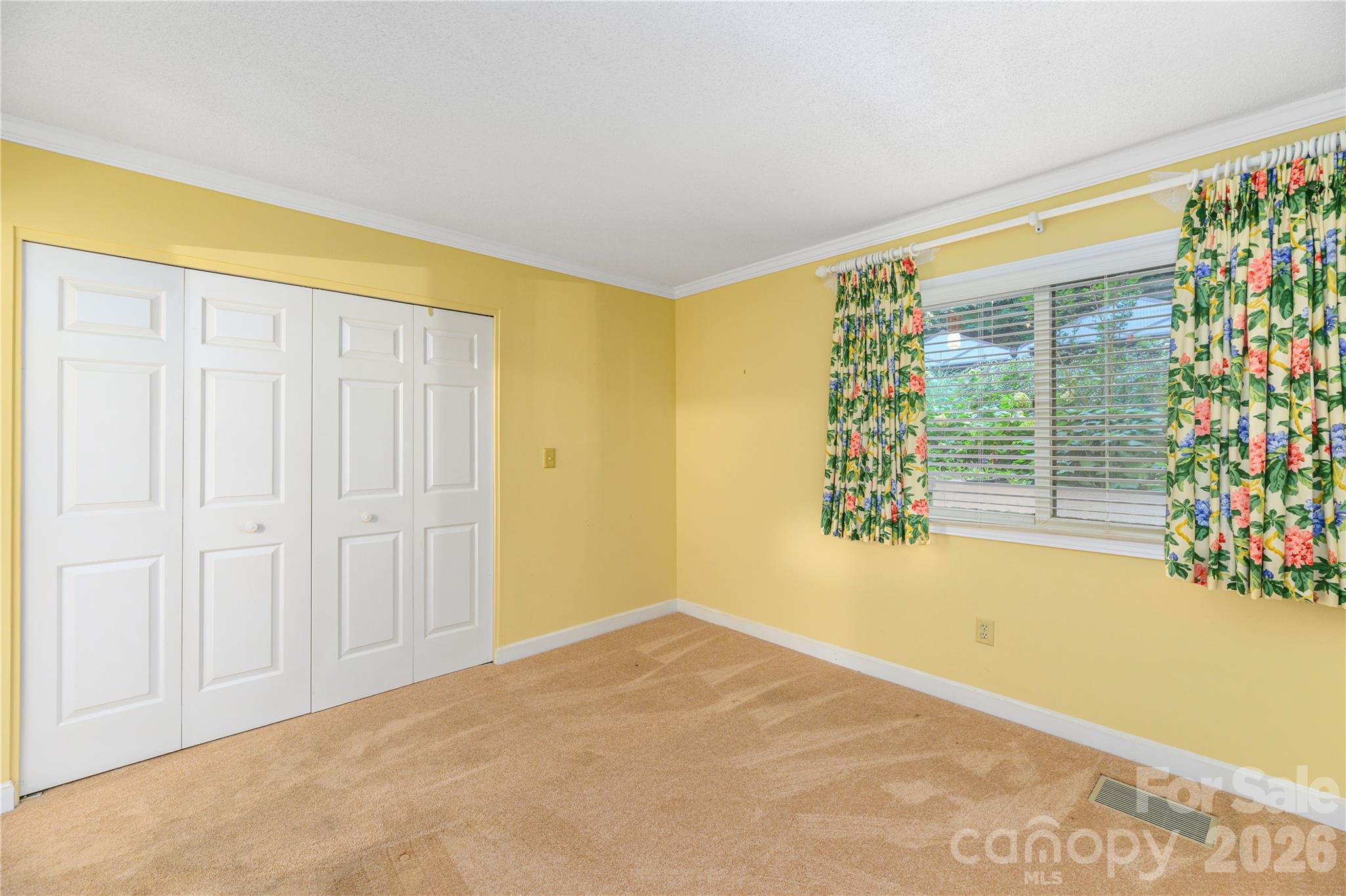 Bright Guest Room. - 87 Willow Road, Waynesville