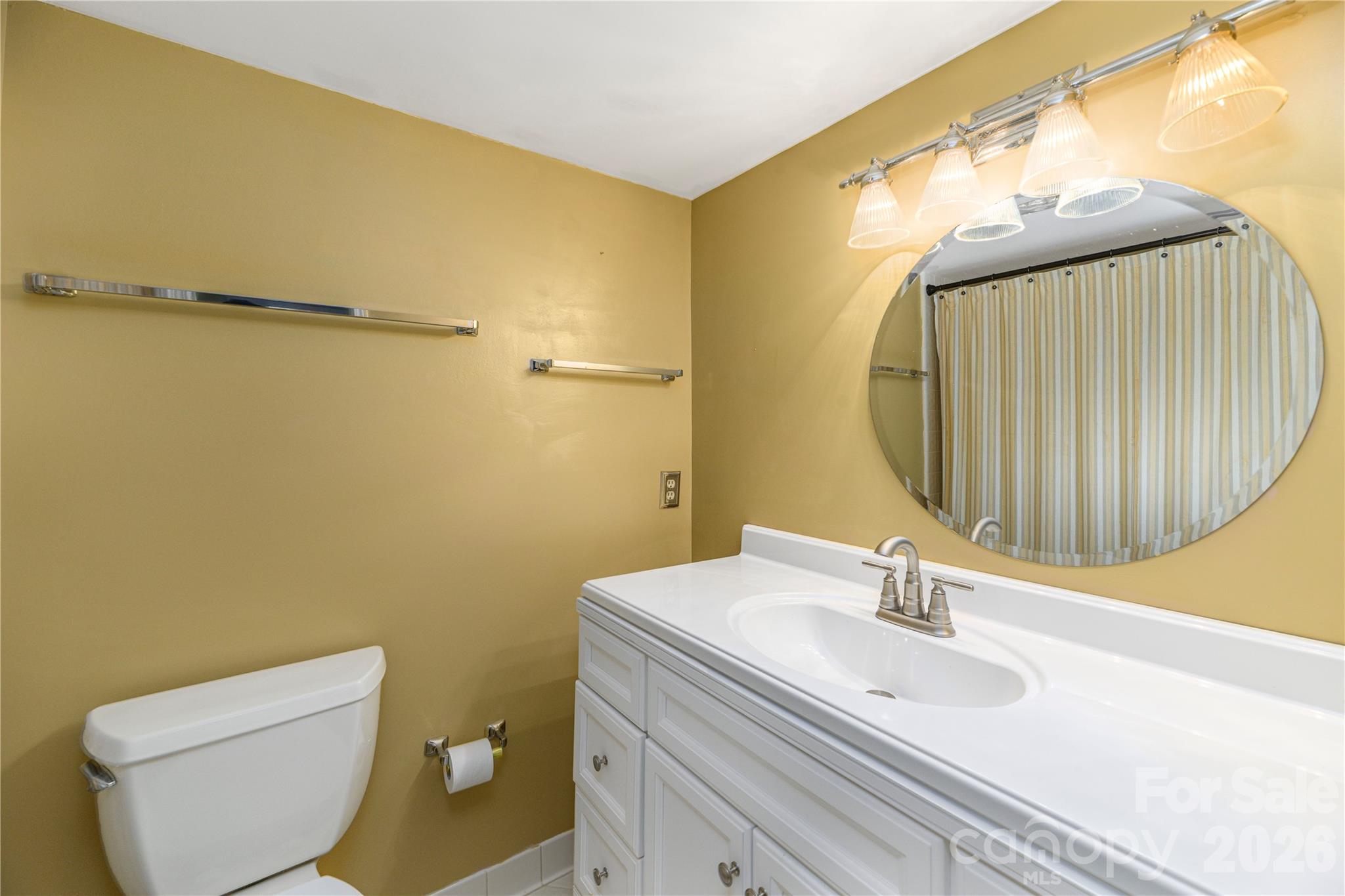 Ensuite bathroom-Tub/shower. - 87 Willow Road, Waynesville