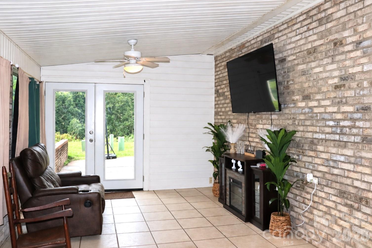 Unit 116 Sunroom - 102 King Henry Lane, Granite Falls