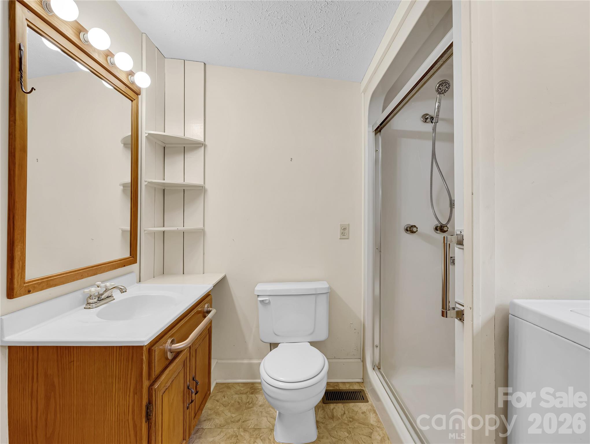 Second full bath off of back bedroom. - 989 Fox Mountain Road, Columbus