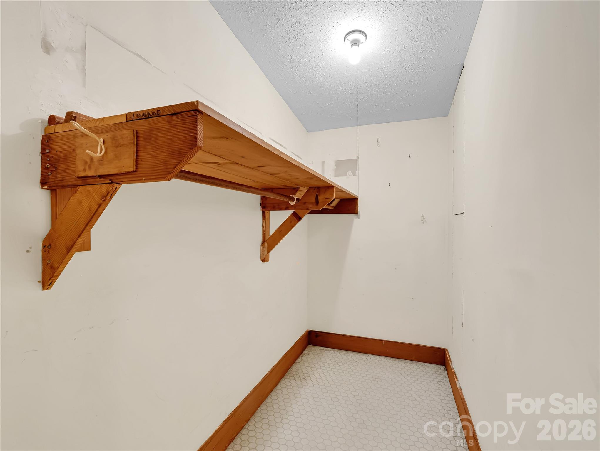 Walk in closet - 989 Fox Mountain Road, Columbus