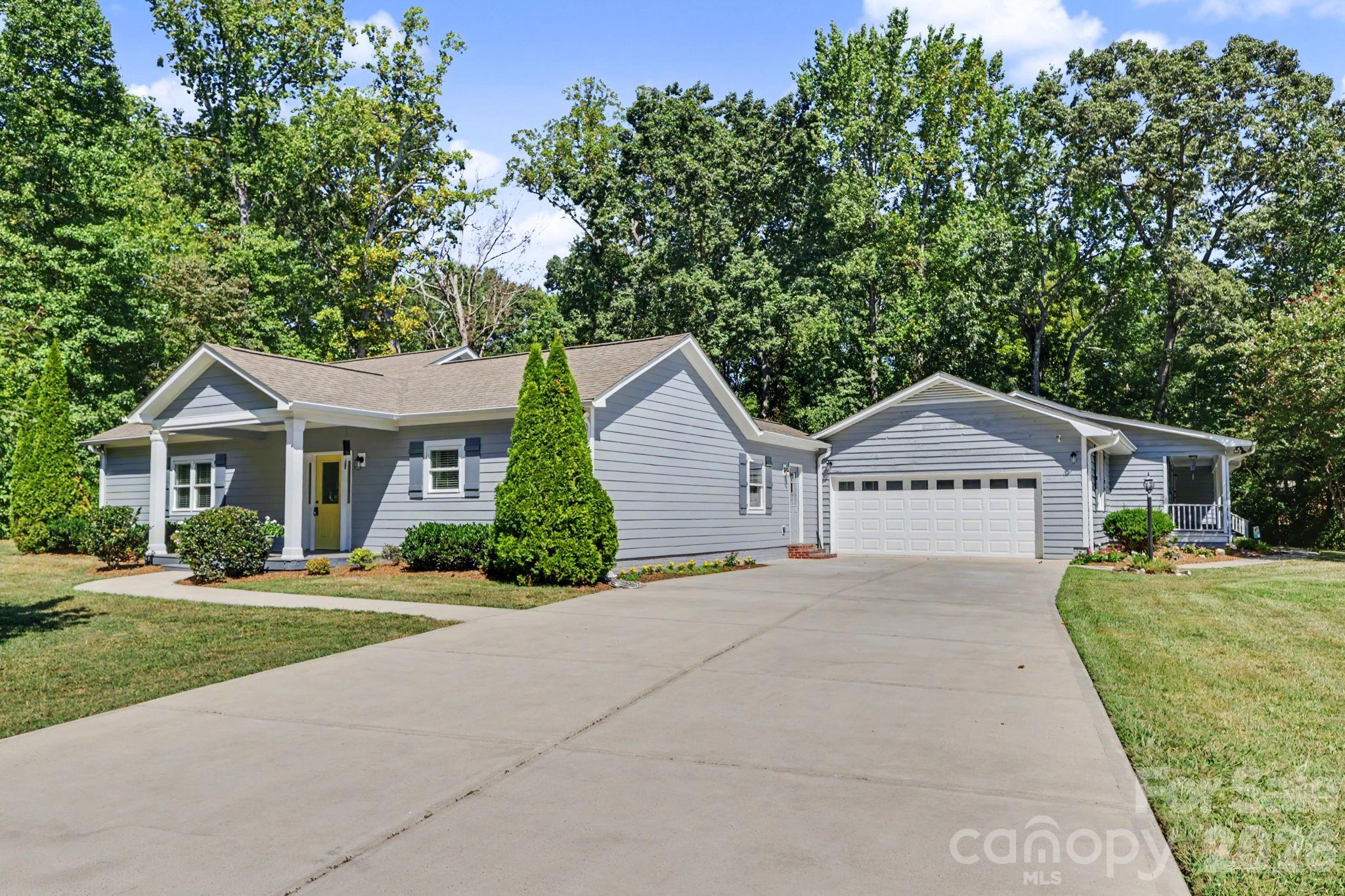 Single Family Residence at 3201 Fairforest Drive, Matthews, photo 19 of 33
