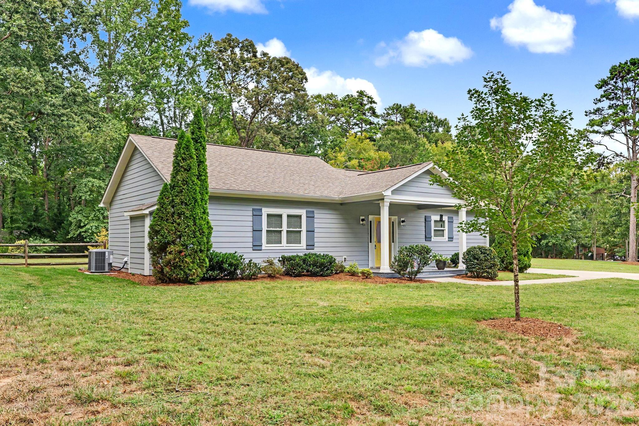 Single Family Residence at 3201 Fairforest Drive, Matthews, photo 20 of 33