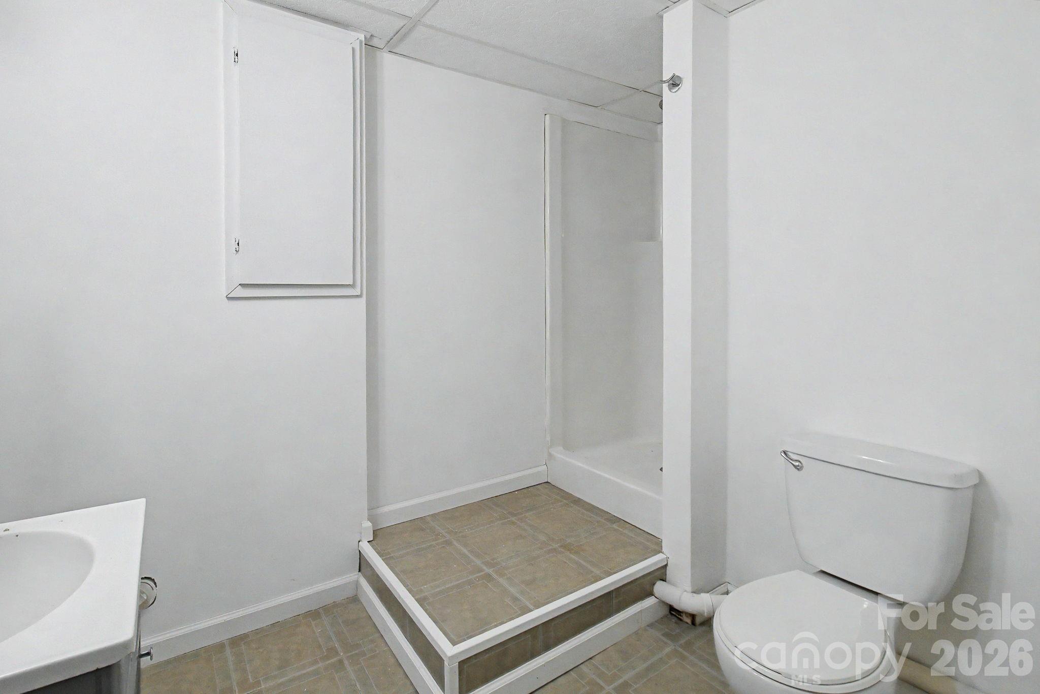 Full bathroom in basement - 253 Tipton Hill Road, Leicester