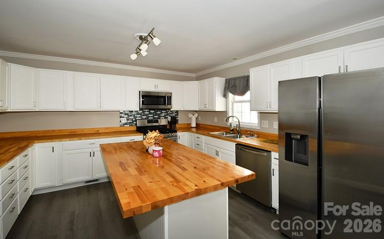 Single Family Residence at 235 Crystal Circle, Mooresville, photo 6 of 41
