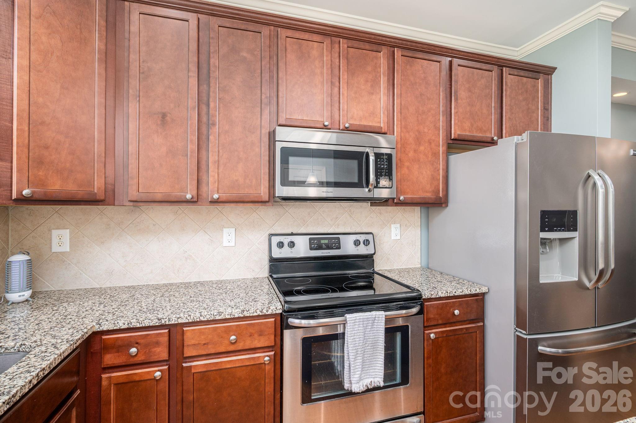 Electric range - 1231 Assembly Street, Belmont