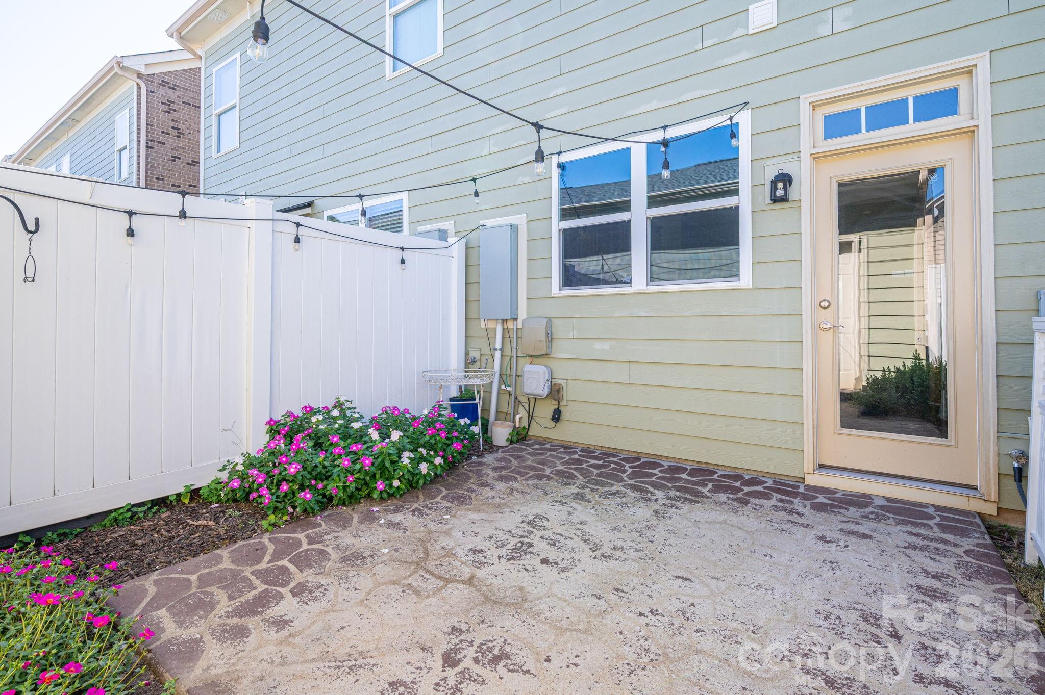 Enclsosed patio - 1231 Assembly Street, Belmont
