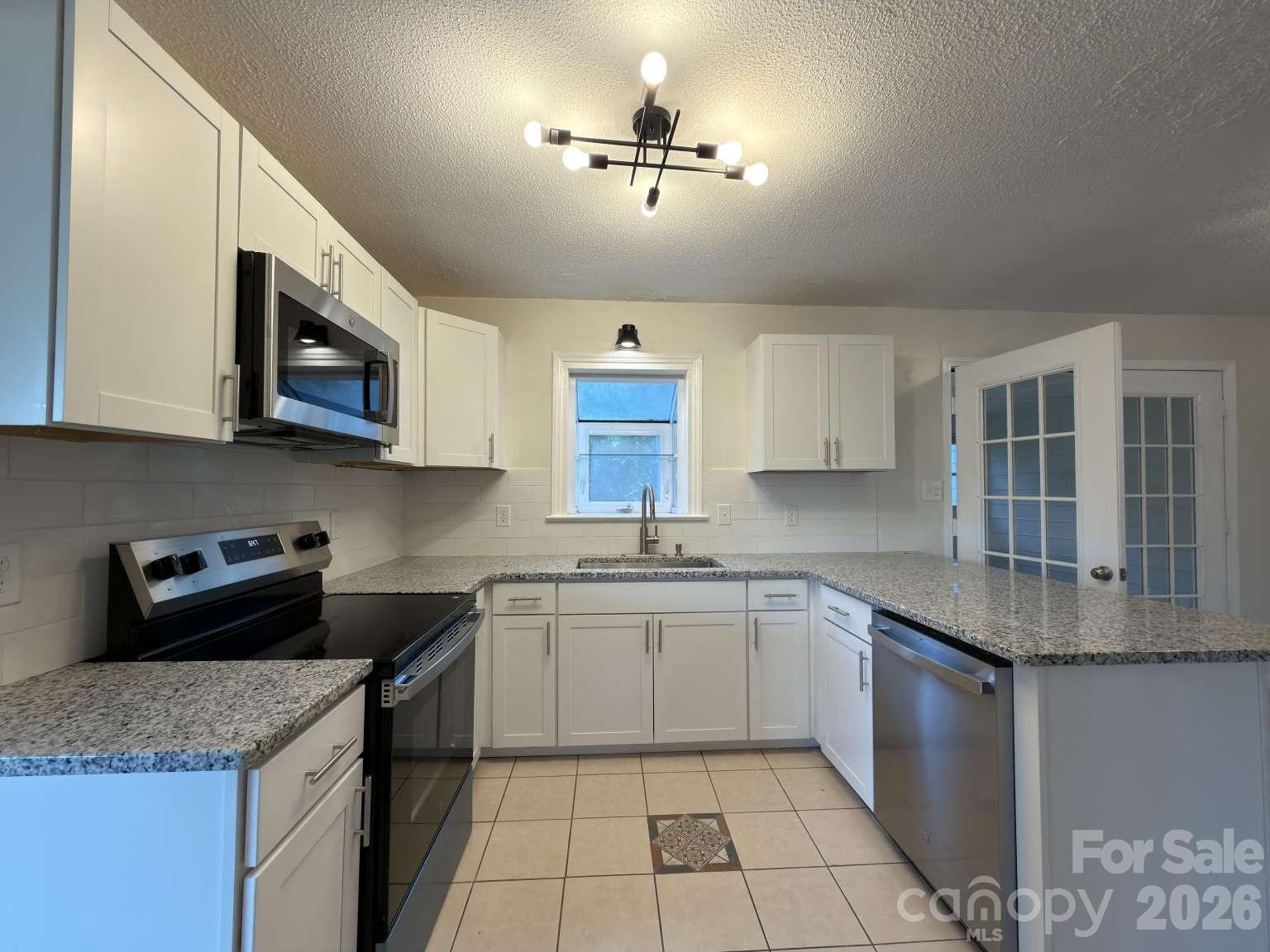 Single Family Residence at 2060 27th Avenue Drive NE, Hickory, photo 2 of 30