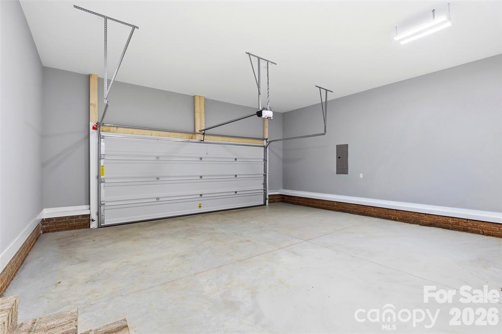 Spacious Garage - 1860 Twin Lakes Road, Rock Hill
