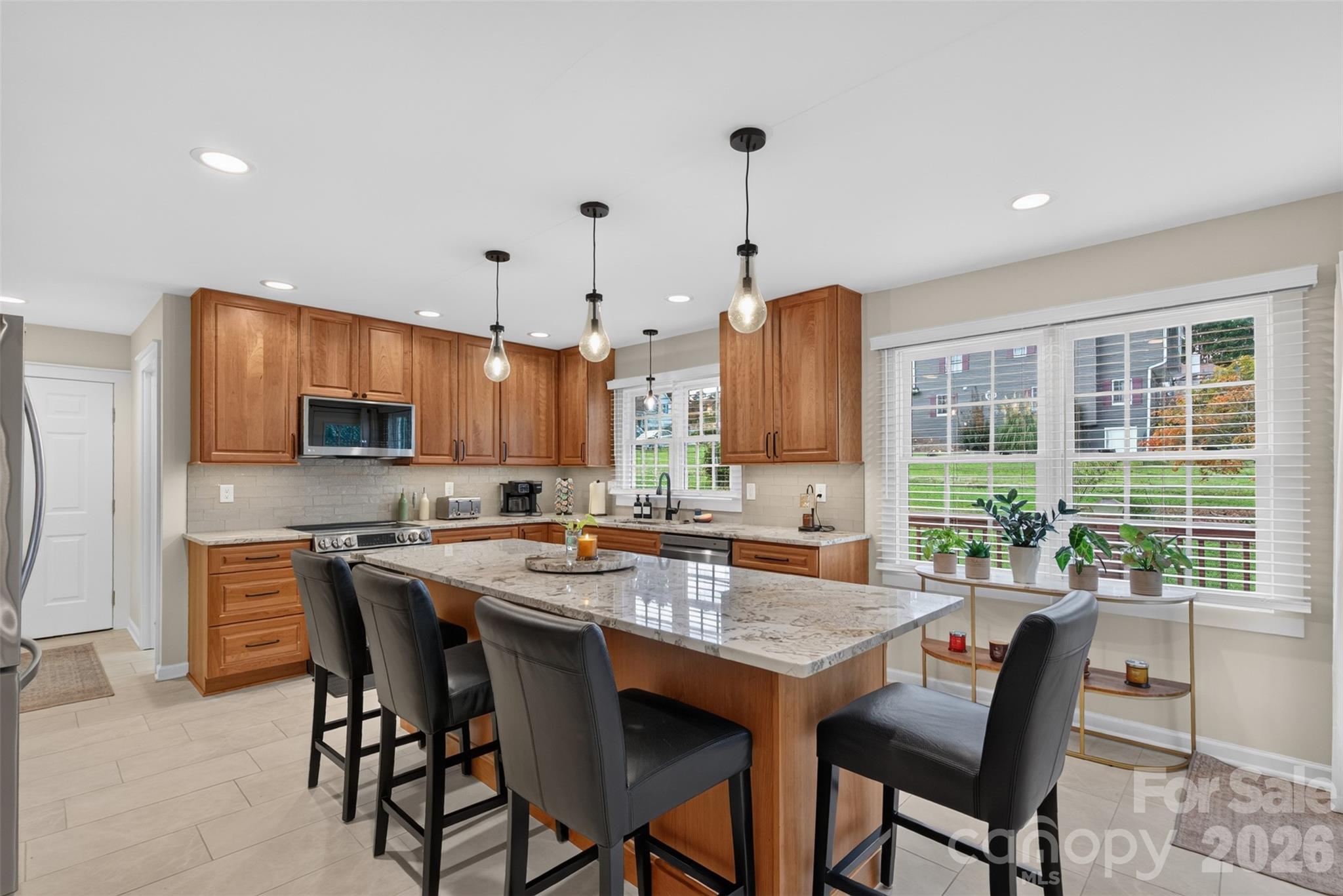 Stunning custom renovated Kitchen - 69 Sunwest Drive, Arden
