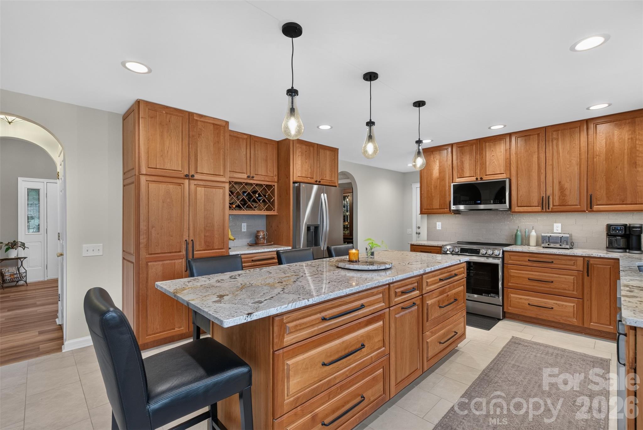 Bright and inviting! - 69 Sunwest Drive, Arden